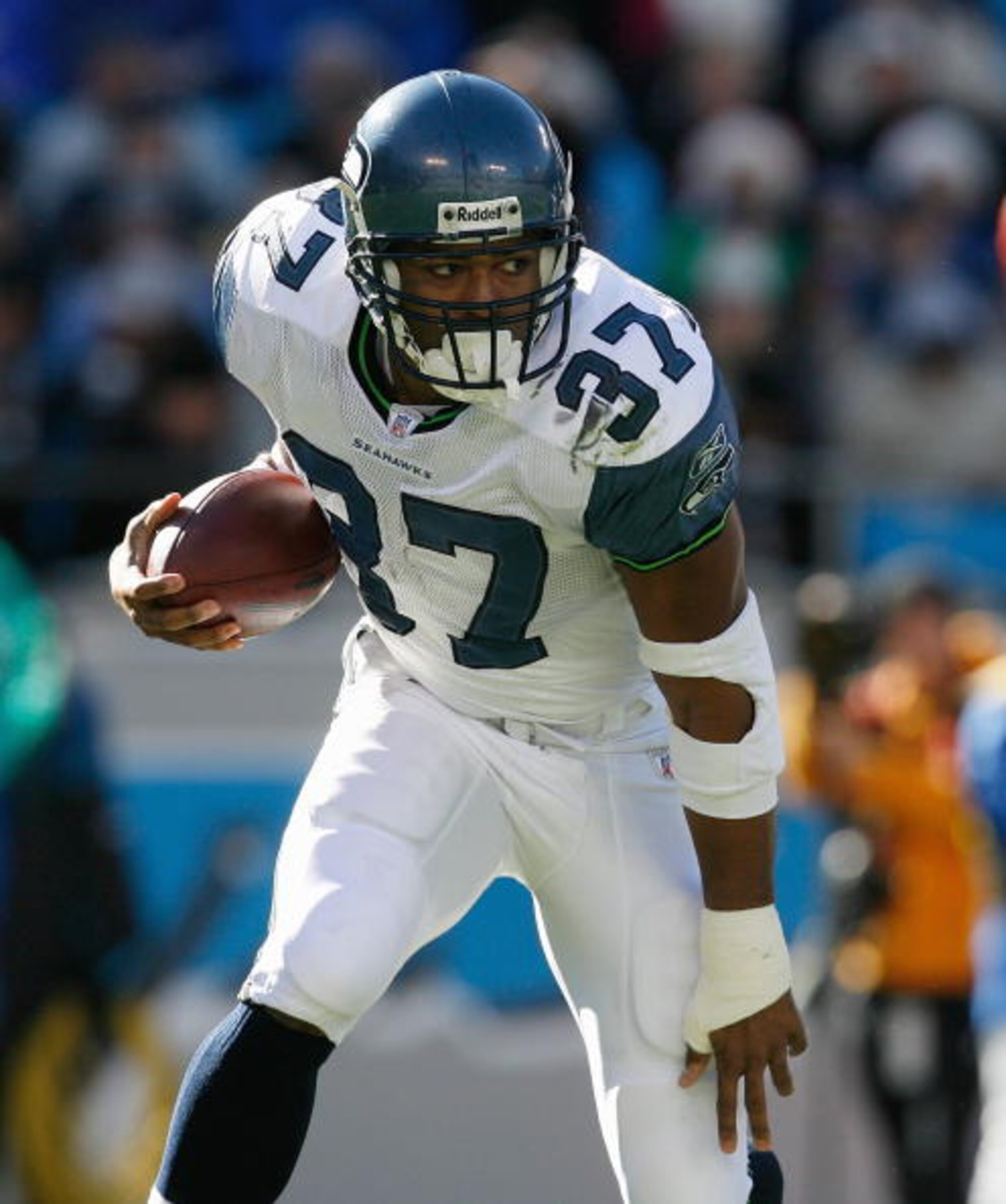 CHARLOTTE, NC - DECEMBER 16:  Shaun Alexander #37 of the Seattle Seahawks runs for a gain against the Carolina Panthers during the second half at Bank of America Stadium on December 16, 2007 in Charlotte, North Carolina.  Carolina defeated Seattle 13-10.