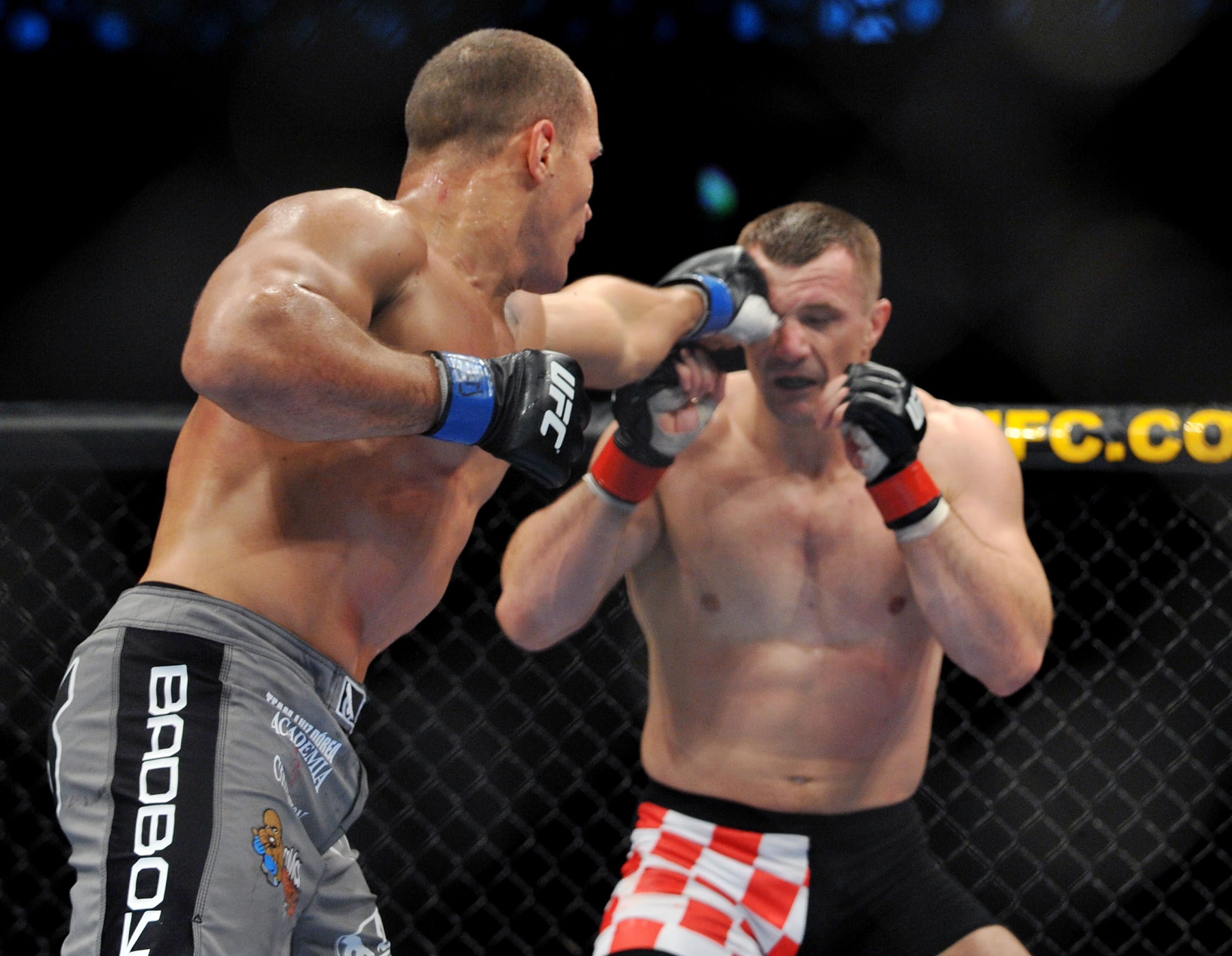 DALLAS - SEPTEMBER 19:  UFC fighter Junior Dos Santos (L) battles UFC fighter Mirko Cro Cop (R) during their Heavyweight bout at UFC 103: Franklin vs. Belfort at the American Airlines Center on September 19, 2009 in Dallas, Texas.  (Photo by Jon Kopaloff/
