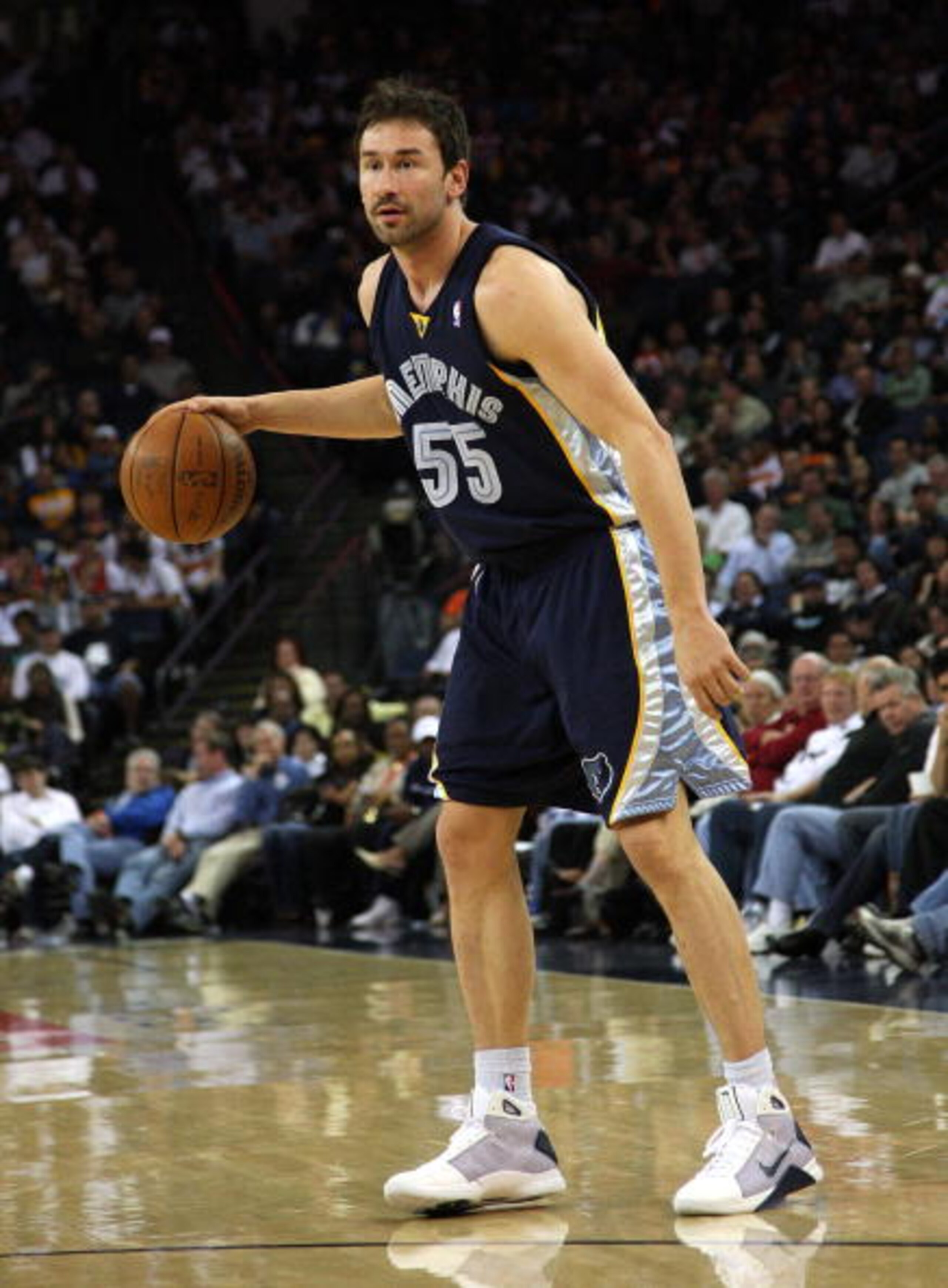 OAKLAND, CA - MARCH 30:  Marko Jaric #55 of the Memphis Grizzlies drives against the Golden State Warriors during an NBA game on March 30, 2009 at Oracle Arena in Oakland, California. NOTE TO USER: User expressly acknowledges and agrees that, by downloadi