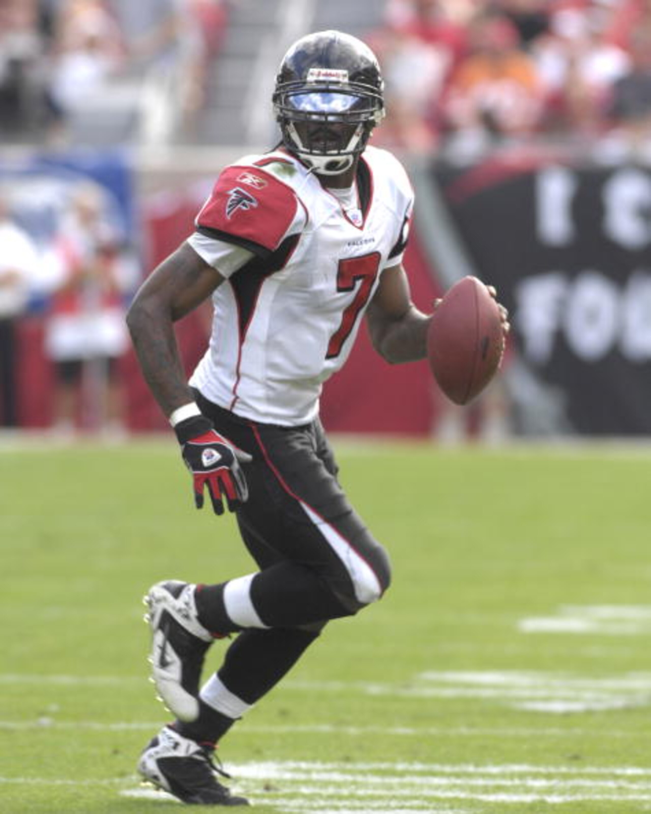 Atlanta Falcons quarterback Michael Vick  sets to pass  against the Tampa Bay Buccaneers Dec. 10, 2006 in Tampa.  (Photo by Al Messerschmidt/Getty Images)