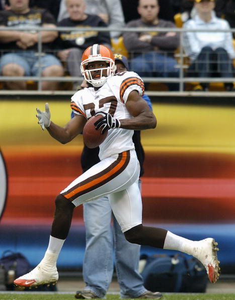 PITTSBURGH - OCTOBER 10:  Wide receiver Andre Davis  #87 of the Cleveland Browns carries the ball against the Pittsburgh Steelers at Heinz Field on October 10, 2004 in Pittsburgh, Pennsylvania. The Steelers defeated the Browns 34-23.  (Photo by David Maxw