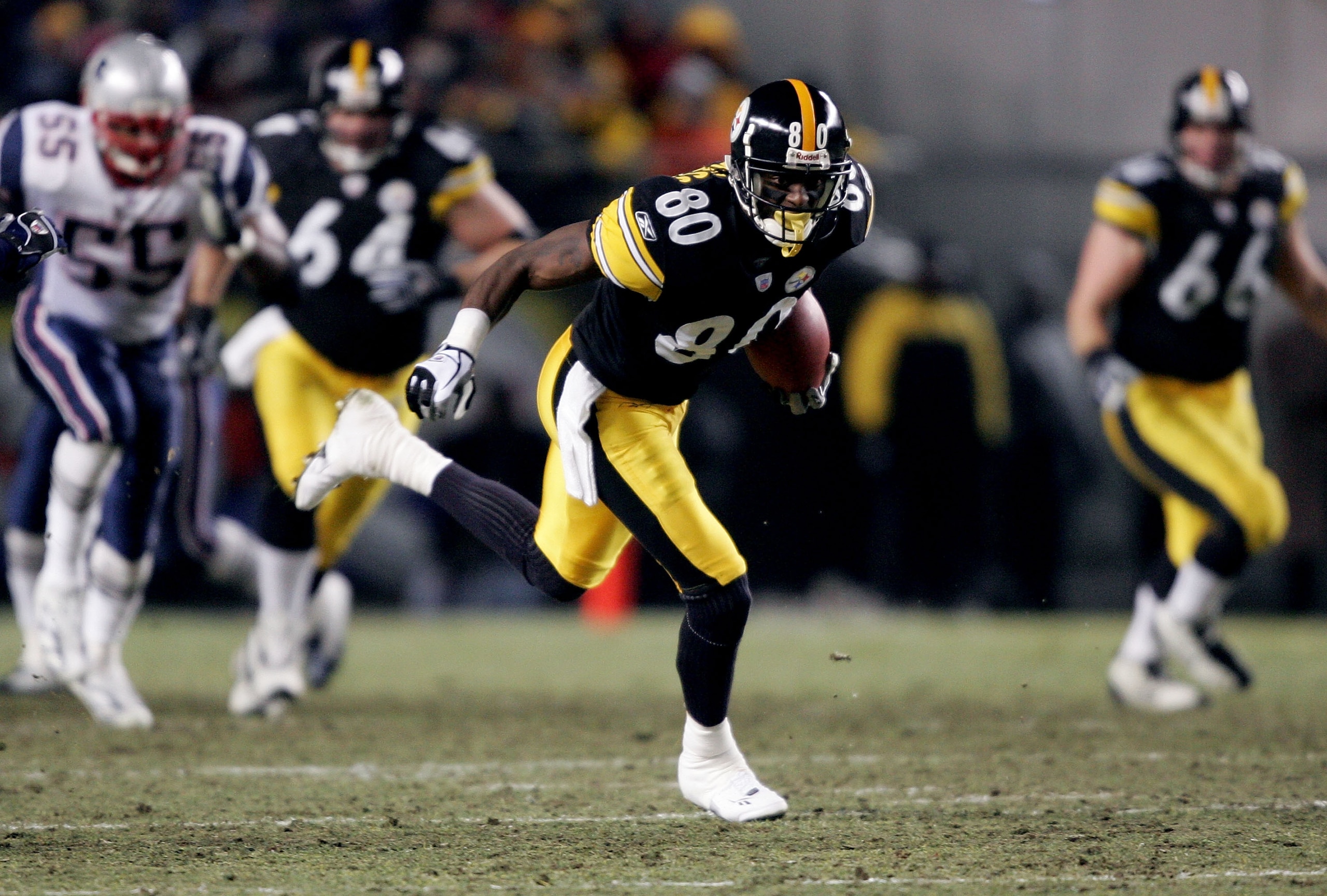 PITTSBURGH - JANUARY 23: Plaxico Burress #80 of the Pittsburgh Steelers runs with the ball in the AFC championship game against the New England Patriots at Heinz Field on January 23, 2005 in Pittsburgh, Pennsylvania.  The Patriots defeated the Steelers 41