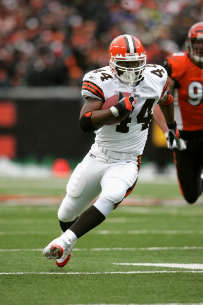CINCINNATI - DECEMBER 11:  Running back Lee Suggs #44 of the Cleveland Browns carries the ball against the Cincinnati Bengals at Paul Brown Stadium on December 11, 2005 in Cincinnati, Ohio. The Bengals defeated the Browns 23-20.  (Photo by Andy Lyons/Gett