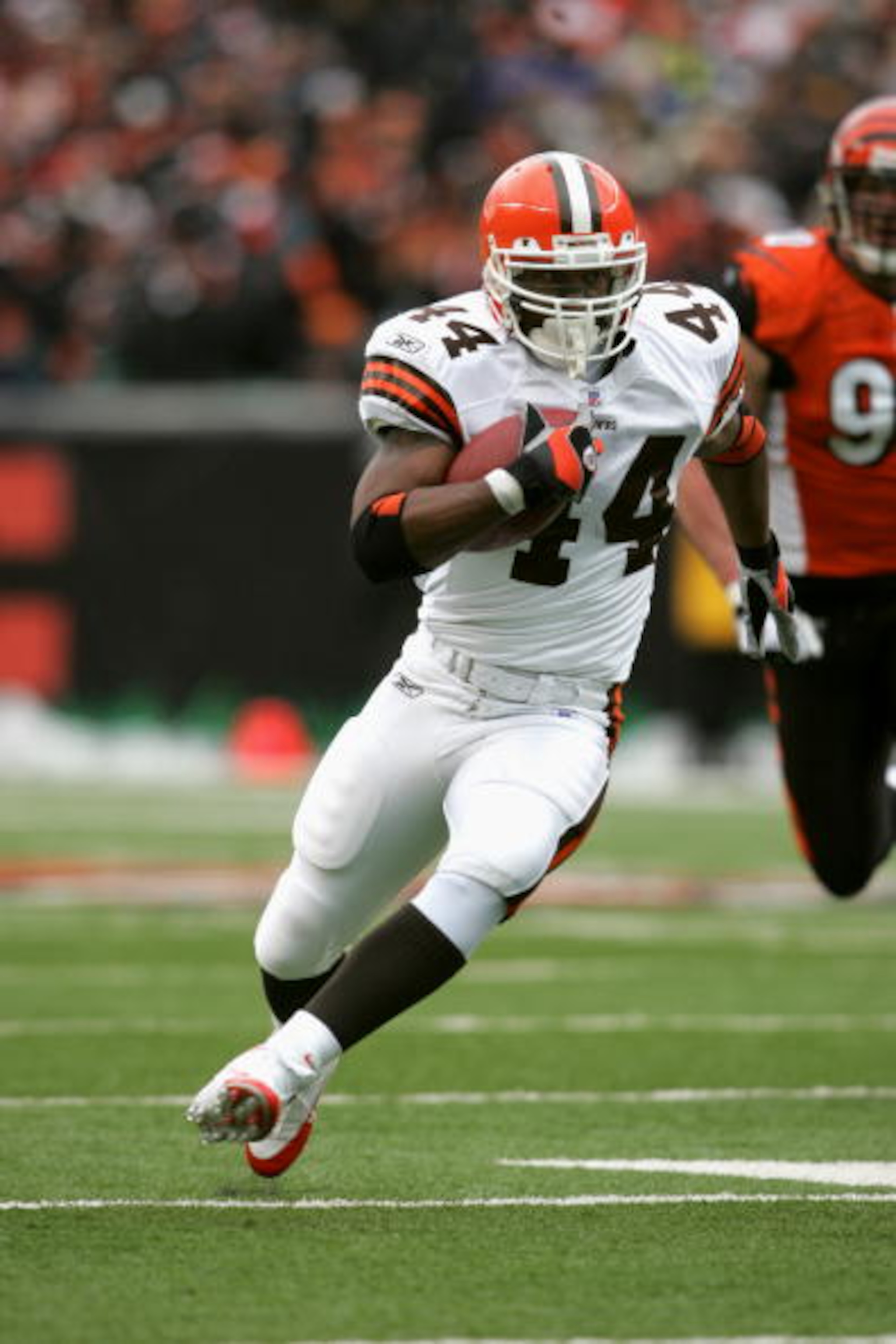 CINCINNATI - DECEMBER 11:  Running back Lee Suggs #44 of the Cleveland Browns carries the ball against the Cincinnati Bengals at Paul Brown Stadium on December 11, 2005 in Cincinnati, Ohio. The Bengals defeated the Browns 23-20.  (Photo by Andy Lyons/Gett