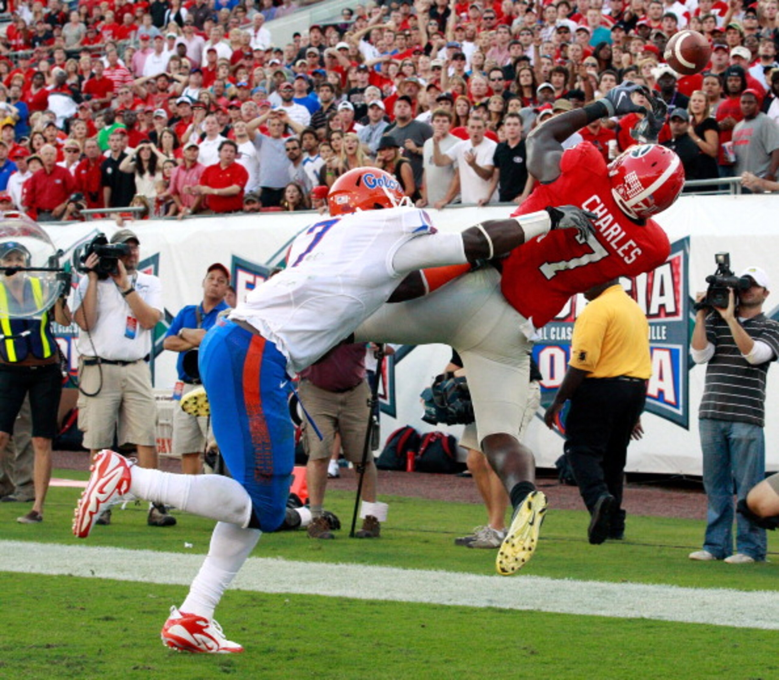 JACKSONVILLE, FL - OCTOBER 30:  Orson Charle #7 of the Georgia Bulldogs attempts to catch a pass against Ronald Powell #7 of the Florida Gators during the game at EverBank Field on October 30, 2010 in Jacksonville, Florida.  (Photo by Sam Greenwood/Getty