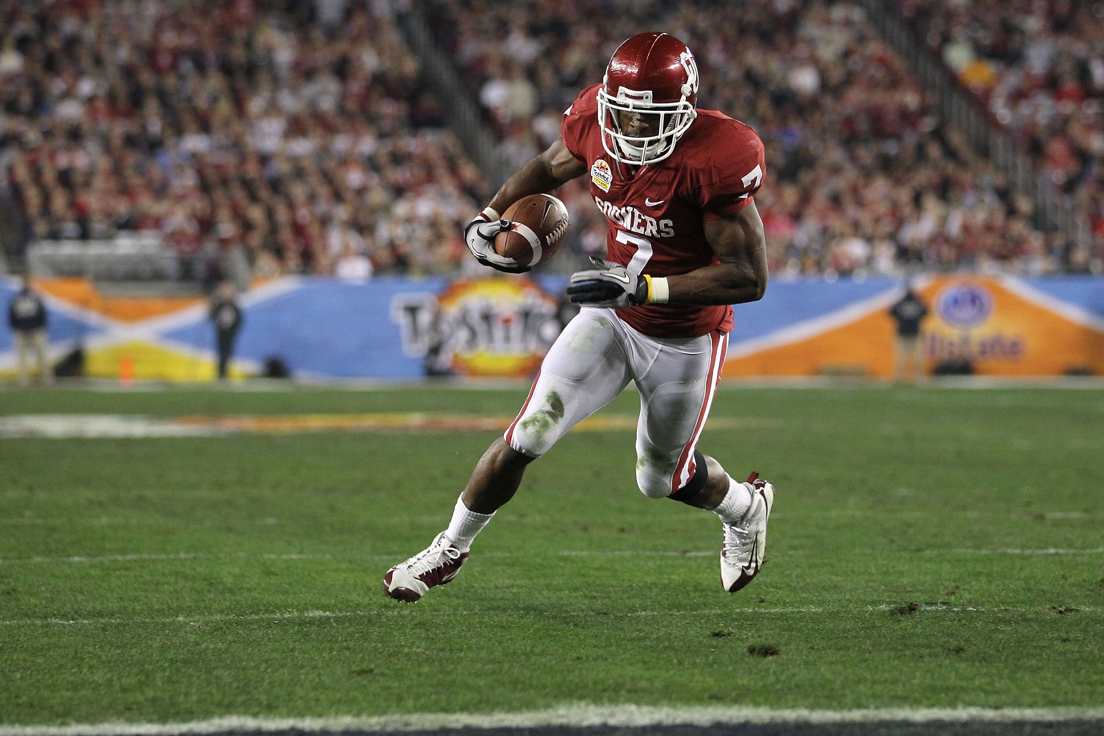 GLENDALE, AZ - JANUARY 01: DeMarco Murray #7 of the Oklahoma Sooners runs the football to score a touchdown in the first quarter against the Connecticut Huskies during the Tostitos Fiesta Bowl at the Universtity of Phoenix Stadium on January 1, 2011 in G GLENDALE, AZ - JANUARY 01: DeMarco Murray #7 of the Oklahoma Sooners runs the football to score a touchdown in the first quarter against the Connecticut Huskies during the Tostitos Fiesta Bowl at the Universtity of Phoenix Stadium on January 1, 2011 in G