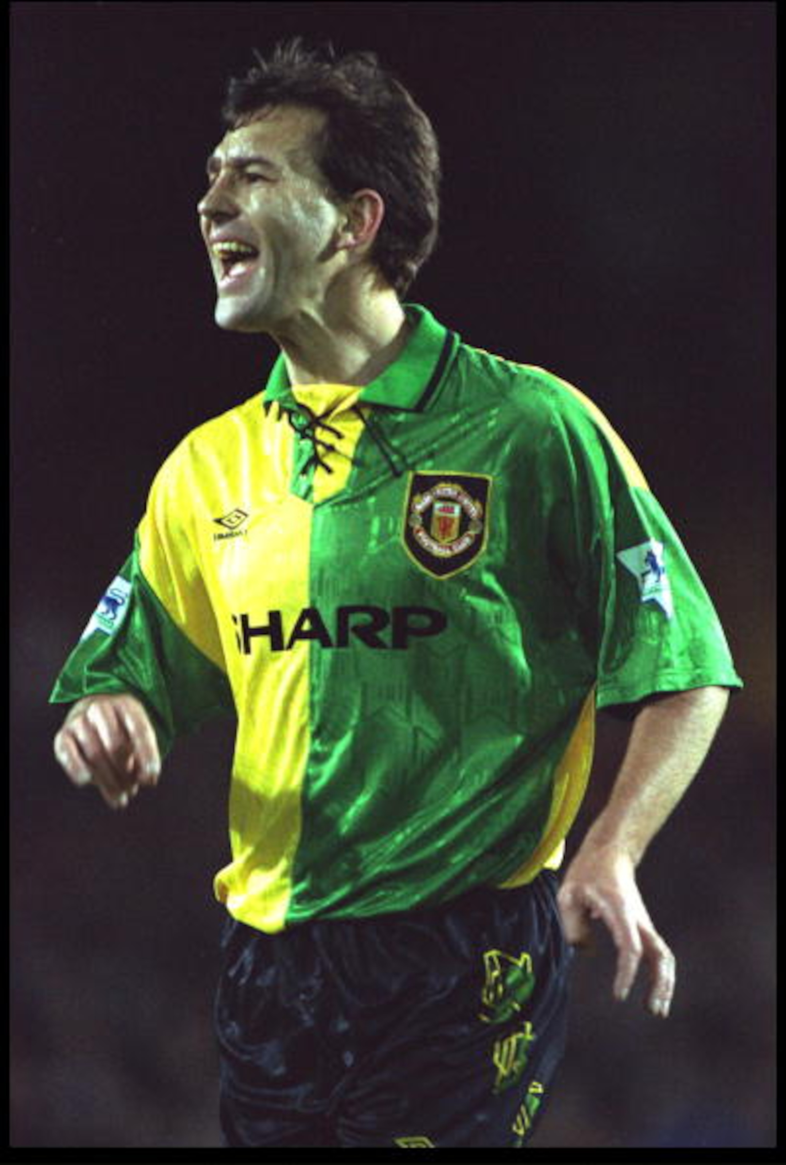 21 APR 1993: BRYAN ROBSON OF MANCHESTER UNITED SHOUTS TO HIS TEAM MATES DURING THE MATCH AGAINST CRYSTAL PALACE IN THE PREMIER LEAGUE MATCH PLAYED AT SELHURST PARK. MANCHESTER UNITED WON THE MATCH 2-0. 21 APR 1993: BRYAN ROBSON OF MANCHESTER UNITED SHOUTS TO HIS TEAM MATES DURING THE MATCH AGAINST CRYSTAL PALACE IN THE PREMIER LEAGUE MATCH PLAYED AT SELHURST PARK. MANCHESTER UNITED WON THE MATCH 2-0.