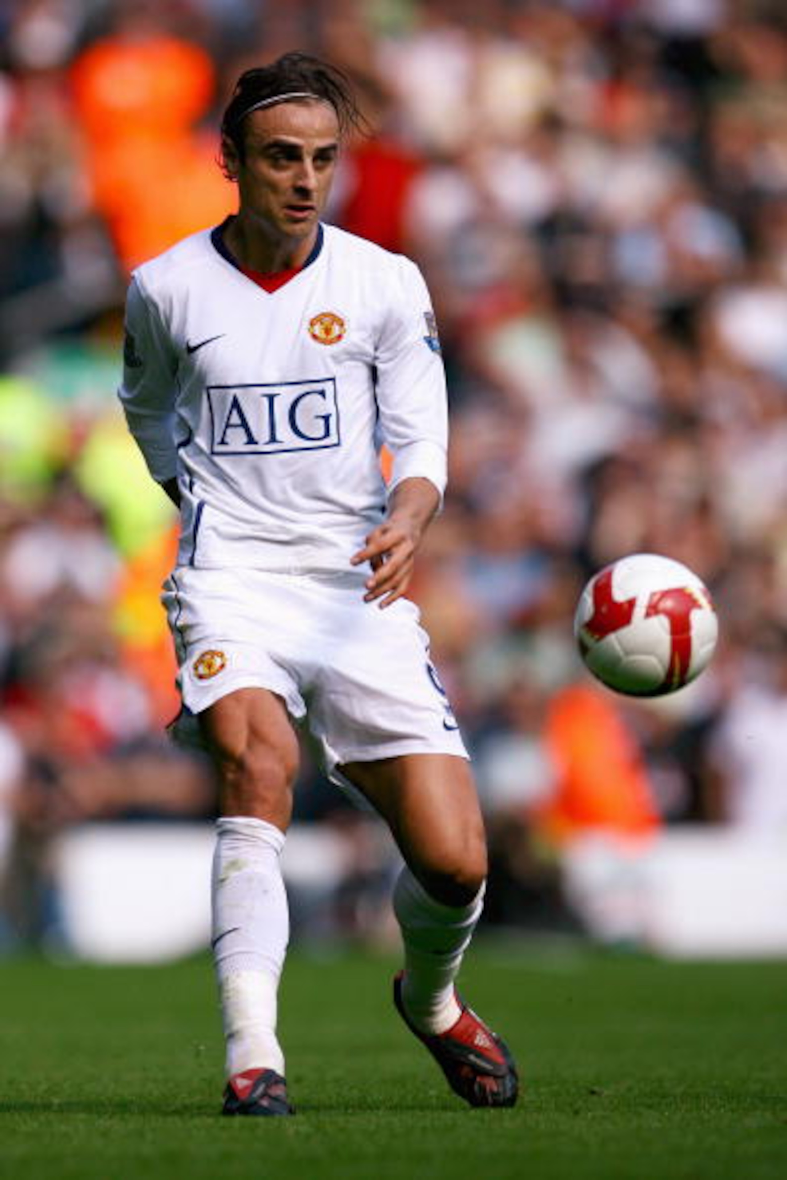LIVERPOOL, UNITED KINGDOM - SEPTEMBER 13: Dimitar Berbatov of Manchester United in action during Barclays Premier League match between Liverpool and Manchester United at Anfield on September 13, 2008 in Liverpool, England. (Photo by Alex Livesey/Getty I LIVERPOOL, UNITED KINGDOM - SEPTEMBER 13: Dimitar Berbatov of Manchester United in action during Barclays Premier League match between Liverpool and Manchester United at Anfield on September 13, 2008 in Liverpool, England. (Photo by Alex Livesey/Getty I