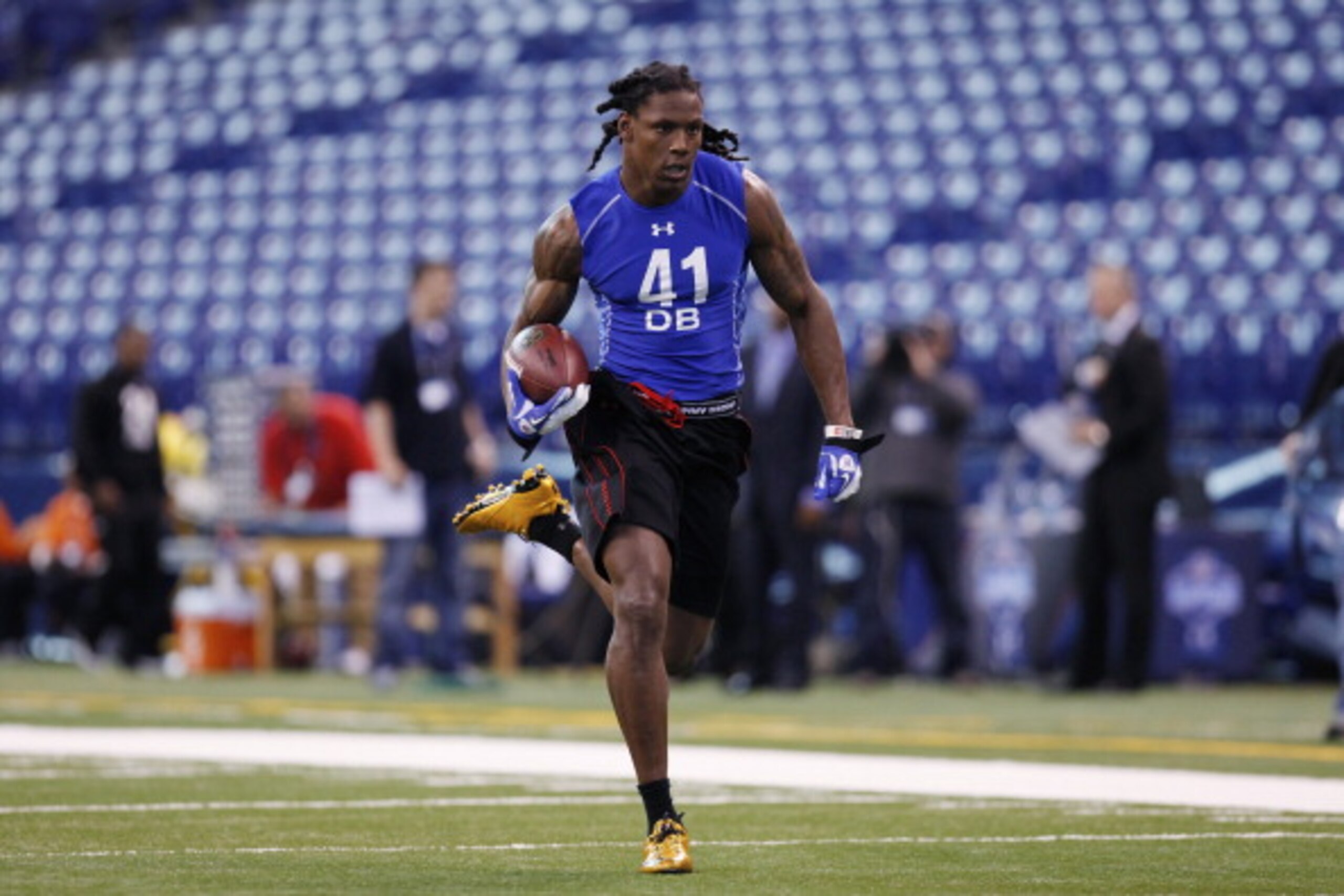INDIANAPOLIS, IN - MARCH 1: Defensive back Robert Sands #41 of West Virginia runs with the football during the 2011 NFL Scouting Combine at Lucas Oil Stadium on February 28, 2011 in Indianapolis, Indiana. (Photo by Joe Robbins/Getty Images)