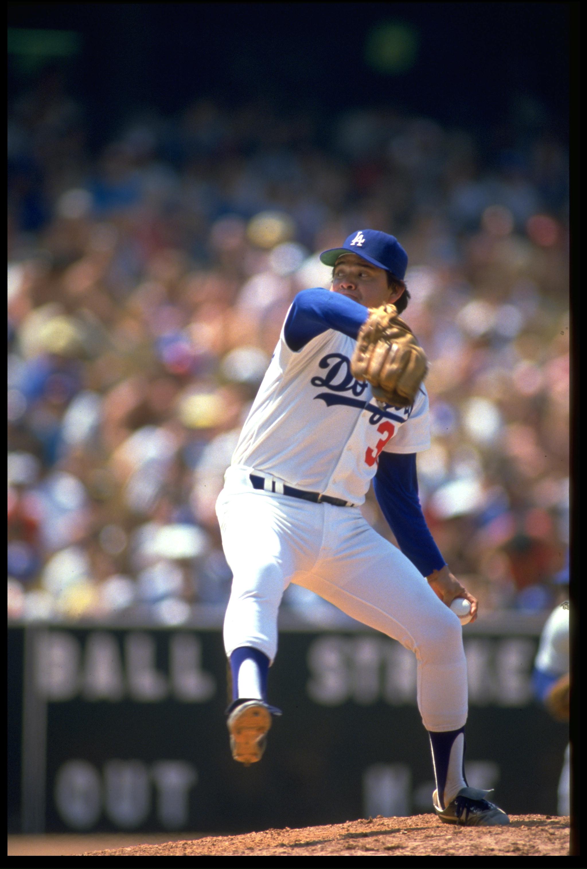 UNDATED:  FERNANDO VALENZUELA OF THE LOS ANGELES DODGERS DELIVERS A PITCH AT DODGER STADIUM IN LOS ANGELES, CALIFORNIA.  MANDATORY CREDIT: MIKE POWELL/ALLSPORT.