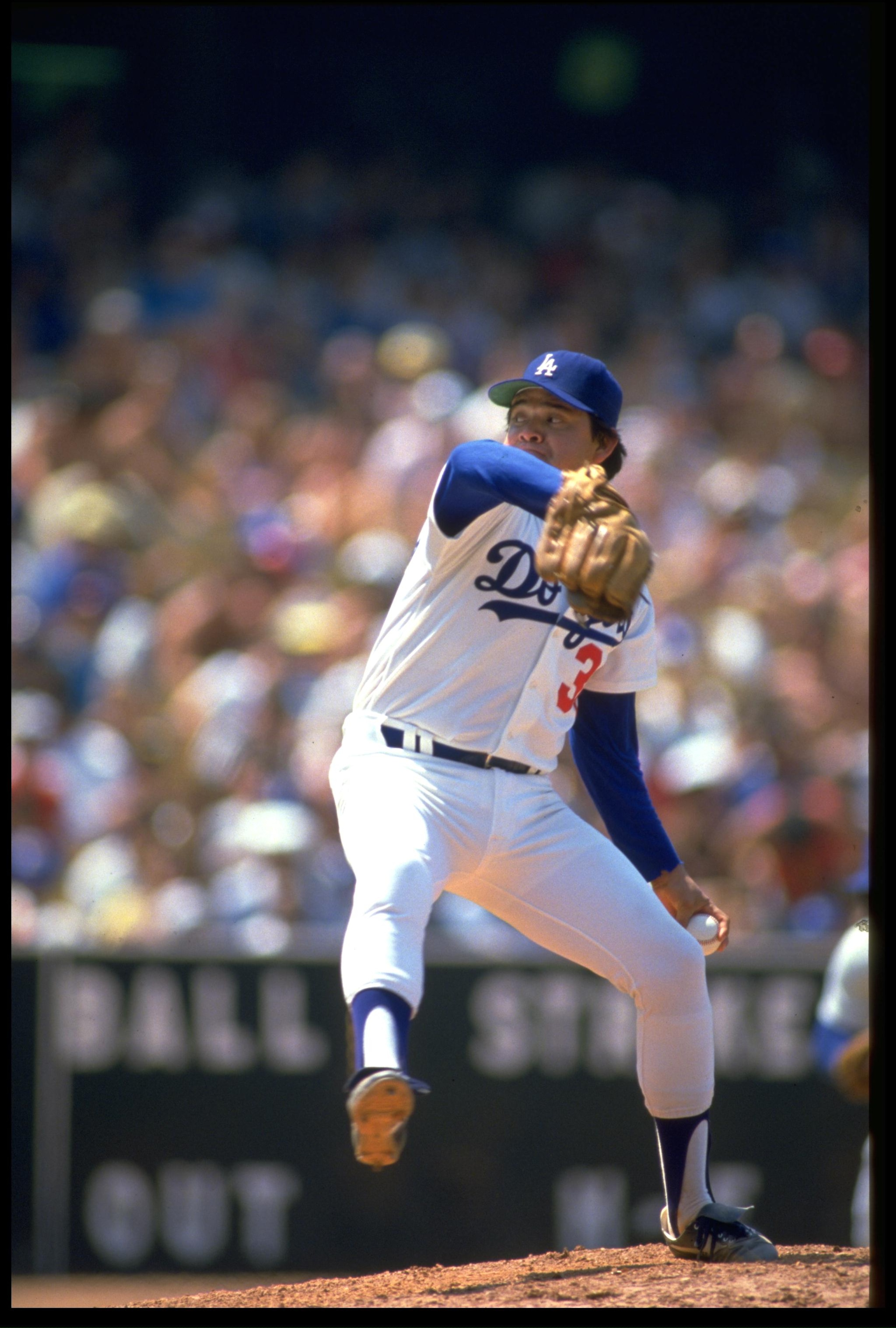 UNDATED:  FERNANDO VALENZUELA OF THE LOS ANGELES DODGERS DELIVERS A PITCH AT DODGER STADIUM IN LOS ANGELES, CALIFORNIA.  MANDATORY CREDIT: MIKE POWELL/ALLSPORT.