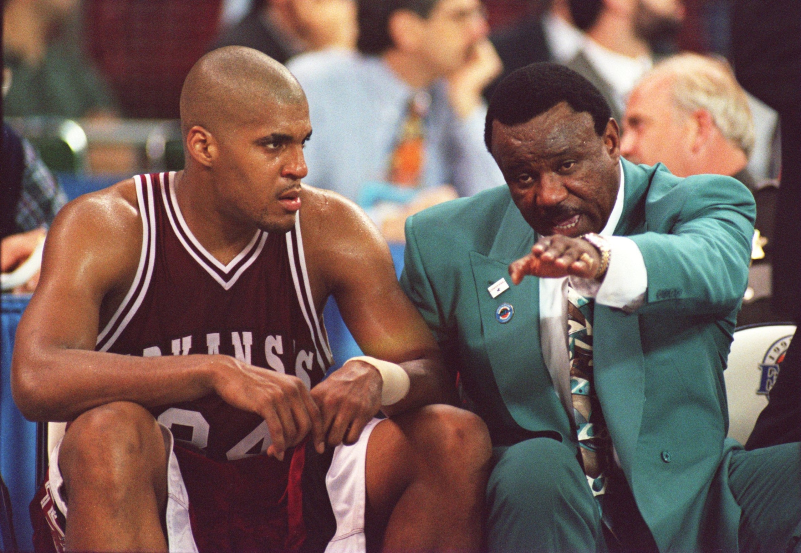 3 APR 1995:   ARKANSAS COACH NOLAN RICHARDSON, RIGHT, HAS A WORD WITH FORWARD CORLISS WILLIAMSON ON THE BENCH DURING THE FINAL SECONDS OF THEIR 89-78 LOSS TO UCLA IN THE NCAA MEN''S BASKETBALL CHAMPIONSHIP TONIGHT AT THE KINGDOME IN SEATTLE, WASHINGTON.