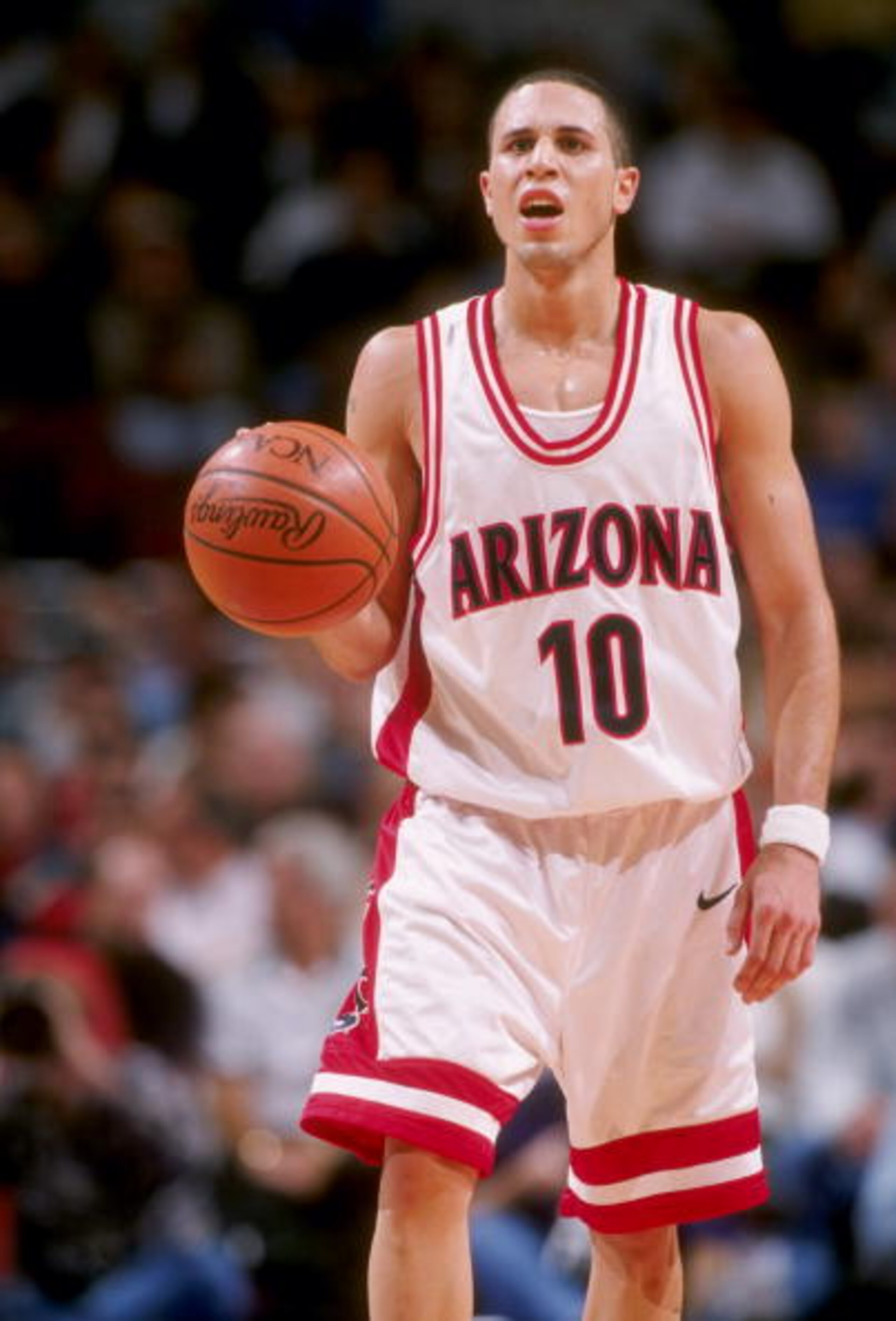 2 Dec 1997:  Guard Mike Bibby of the Arizona Wildcats moves the ball during a game against the Kansas Jayhawks at the United Center in Chicago, Illinois.  Kansas won the game, 90-87. Mandatory Credit: Jonathan Daniel  /Allsport
