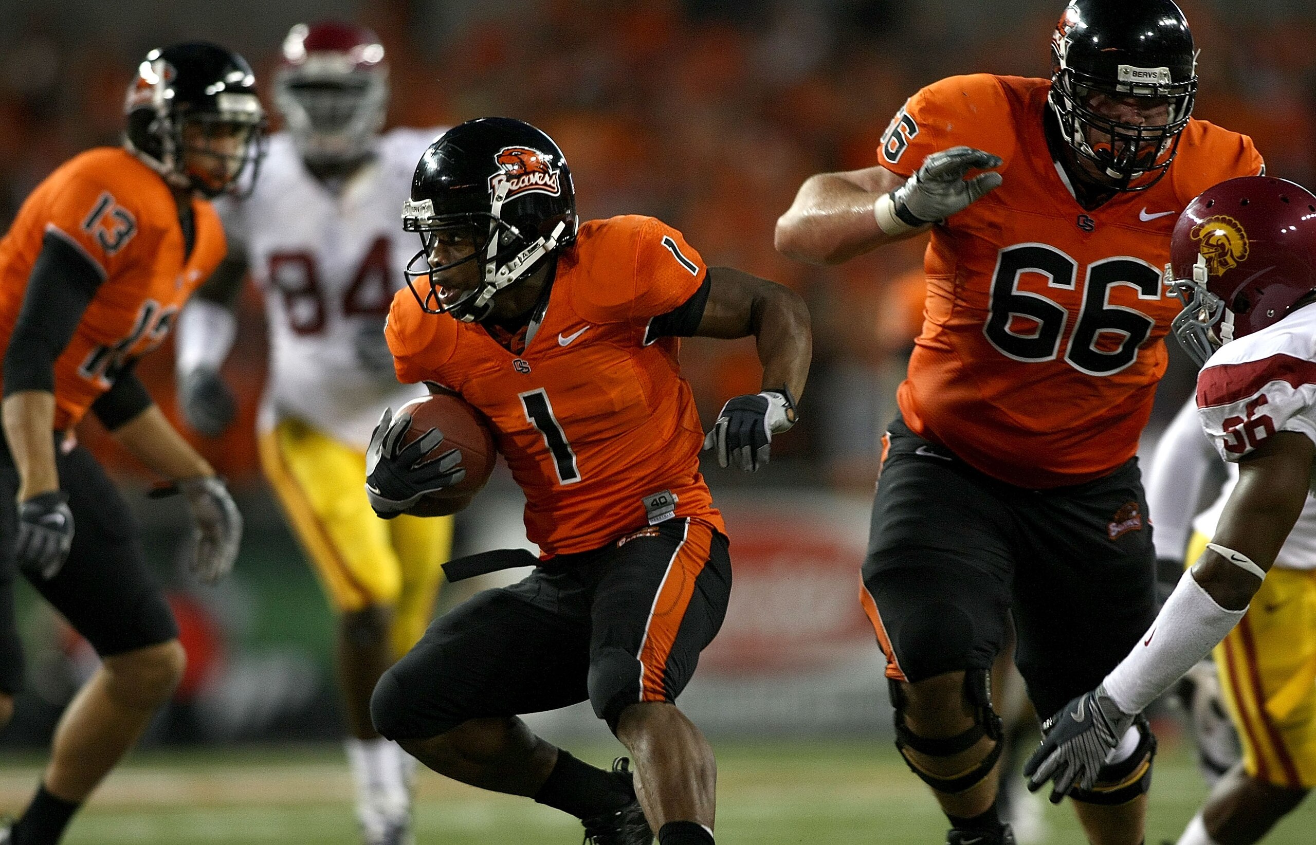 CORVALIS, OR - SEPTEMBER 25:  Jacquizz Rodgers #1 of the Oregon State Beavers runs with the ball against the Southern California Trojans at Reser Stadium on September 25, 2008 in Corvalis, Oregon.  (Photo by Jonathan Ferrey/Getty Images)