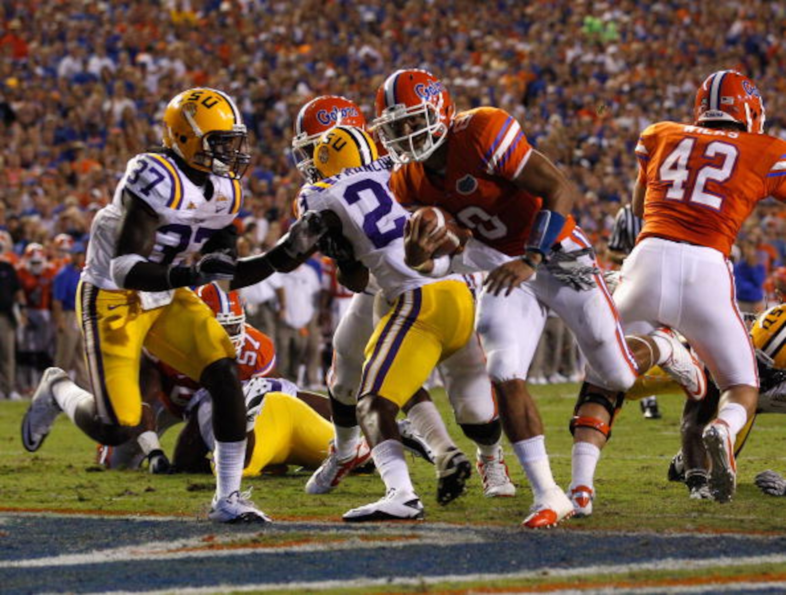 GAINESVILLE, FL - OCTOBER 09:  Quarterback Trey Burton #8 of the Florida Gators runs for a touchdown during the game against the Louisina State University Tigers at Ben Hill Griffin Stadium on October 9, 2010 in Gainesville, Florida.  (Photo by Sam Greenw