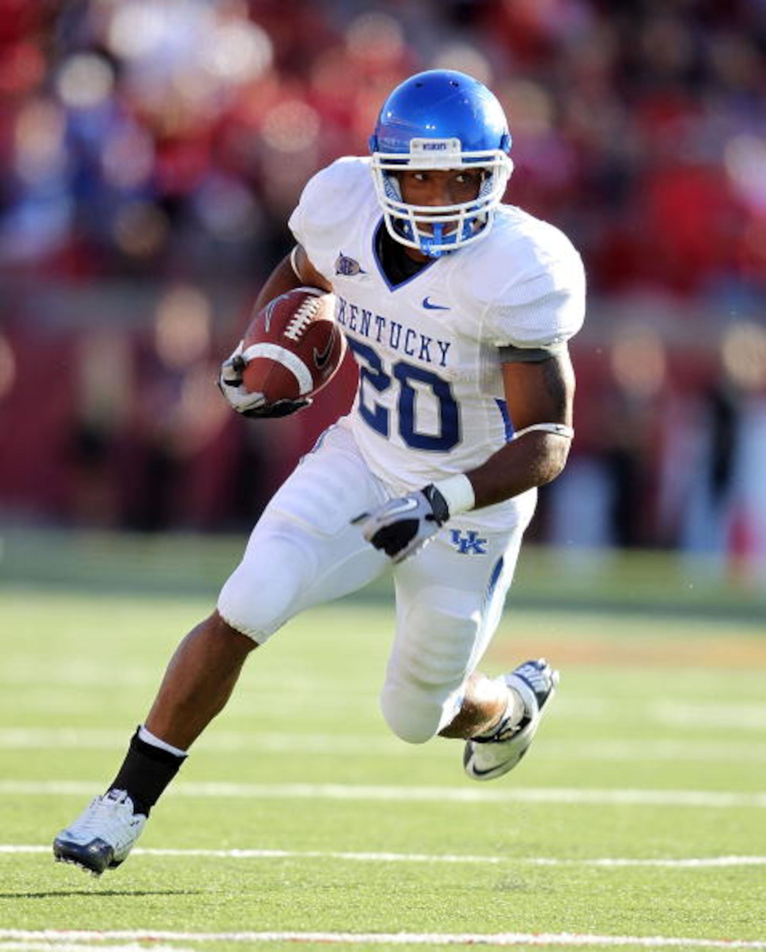 LOUISVILLE, KY - SEPTEMBER 04:  Derrick Locke #20 of the Kentucky Wildcats runs with the ball during the game against the Louisville Cardinals at Papa John's Cardinal Stadium on September 4, 2010 in Louisville, Kentucky.  (Photo by Andy Lyons/Getty Images