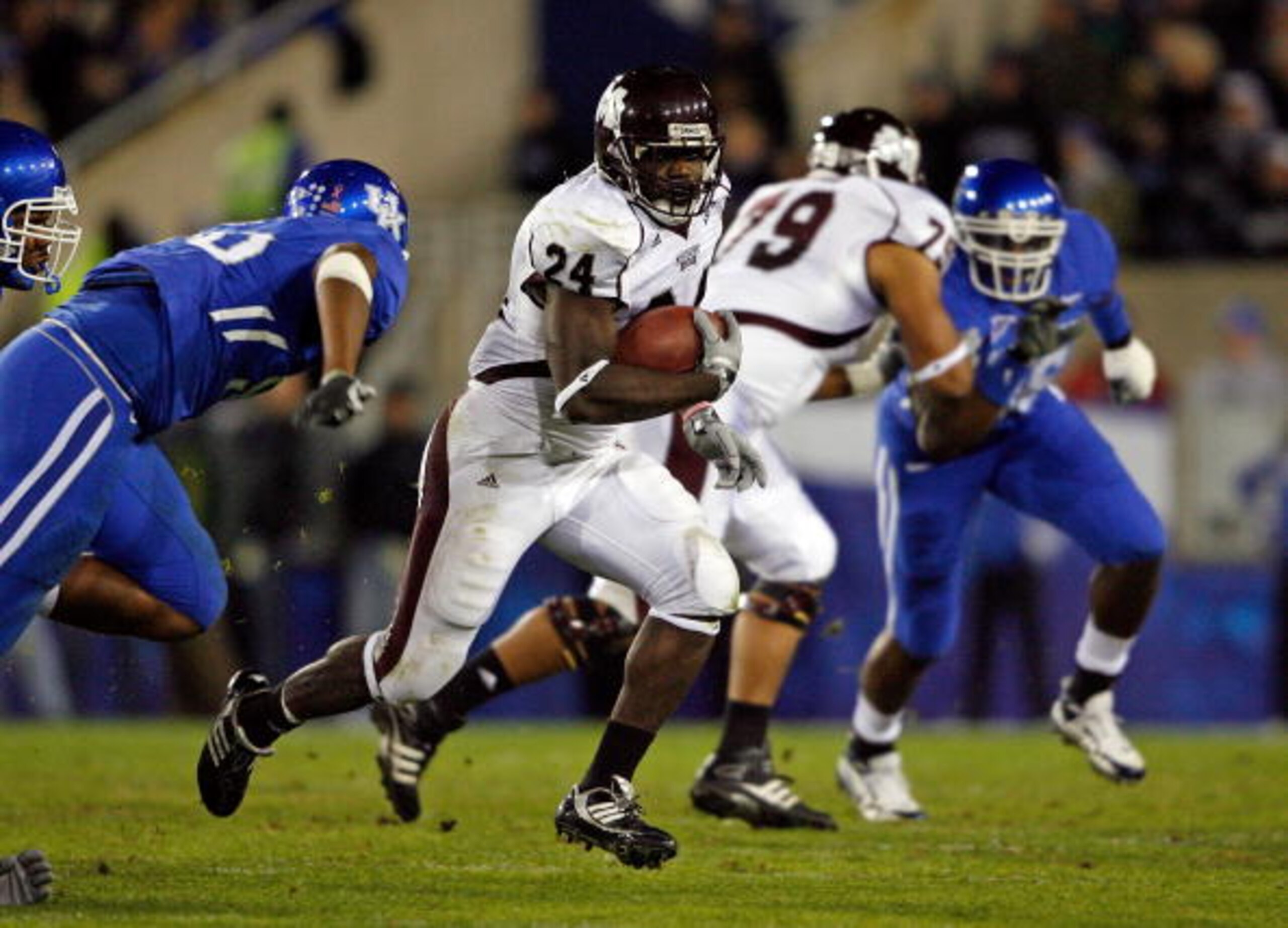 LEXINGTON, KY - OCTOBER 31:  Anthony Dixon #24 of  the Mississippi State Bulldogs runs with the ball during the SEC game against the Kentucky Wildcats  at Commonwealth Stadium on October 31, 2009 in Lexington, Kentucky.  (Photo by Andy Lyons/Getty Images)
