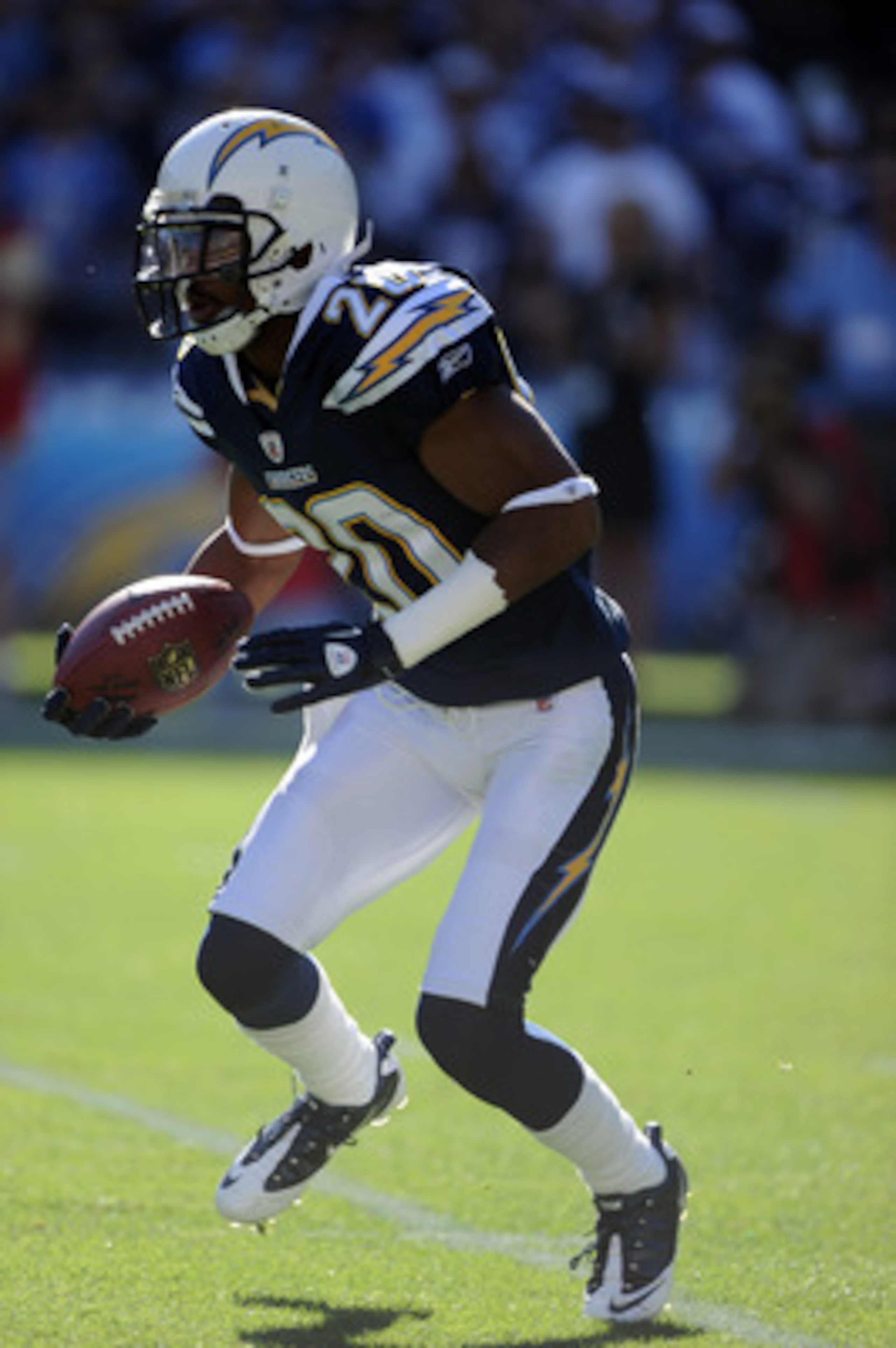 SAN DIEGO, CA - DECEMBER 12:  Antoine Cason #20 of the San Diego Chargers returns a kick during the game against the Kansas City Chiefs at Qualcomm Stadium on December 12, 2010 in San Diego, California.  (Photo by Harry How/Getty Images)