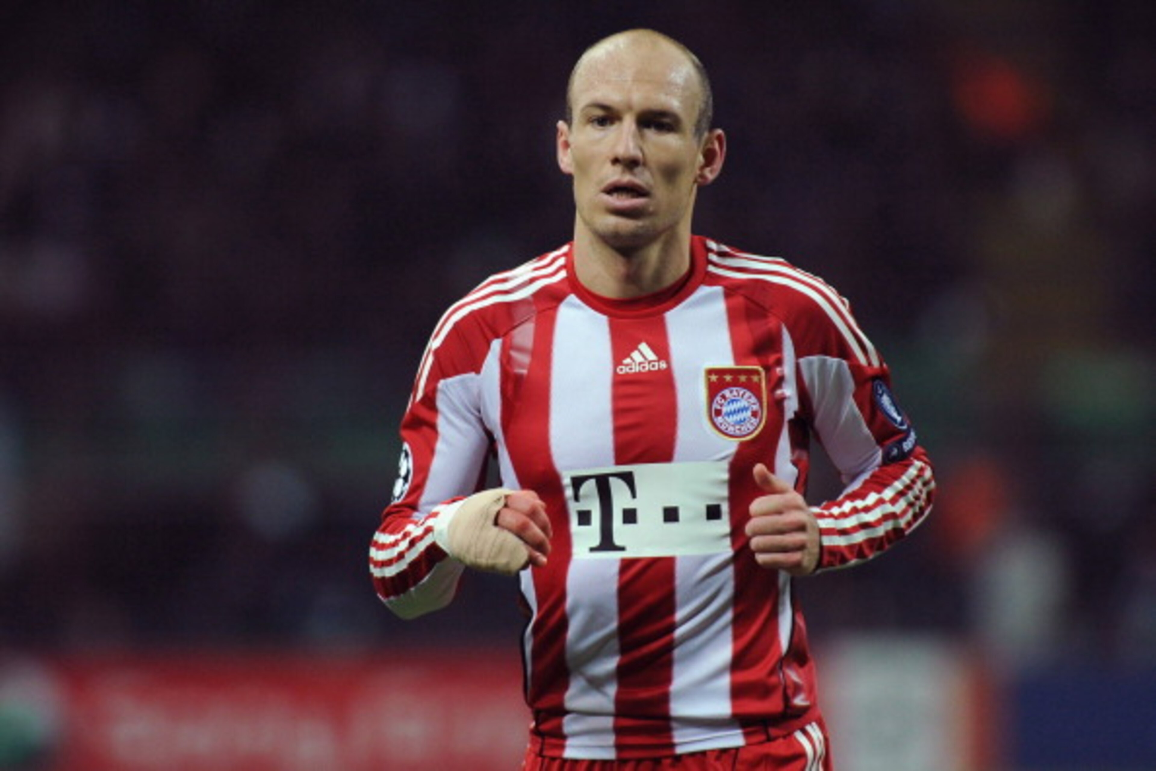 MILAN, ITALY - FEBRUARY 23: Arjen Robben of FC Bayern Muenchen looks on during the UEFA Champions League round of 16 first leg match between Inter Milan v FC Bayern Muenchen on February 23, 2011 in Milan, Italy. (Photo by Valerio Pennicino/Getty Images) MILAN, ITALY - FEBRUARY 23: Arjen Robben of FC Bayern Muenchen looks on during the UEFA Champions League round of 16 first leg match between Inter Milan v FC Bayern Muenchen on February 23, 2011 in Milan, Italy. (Photo by Valerio Pennicino/Getty Images)
