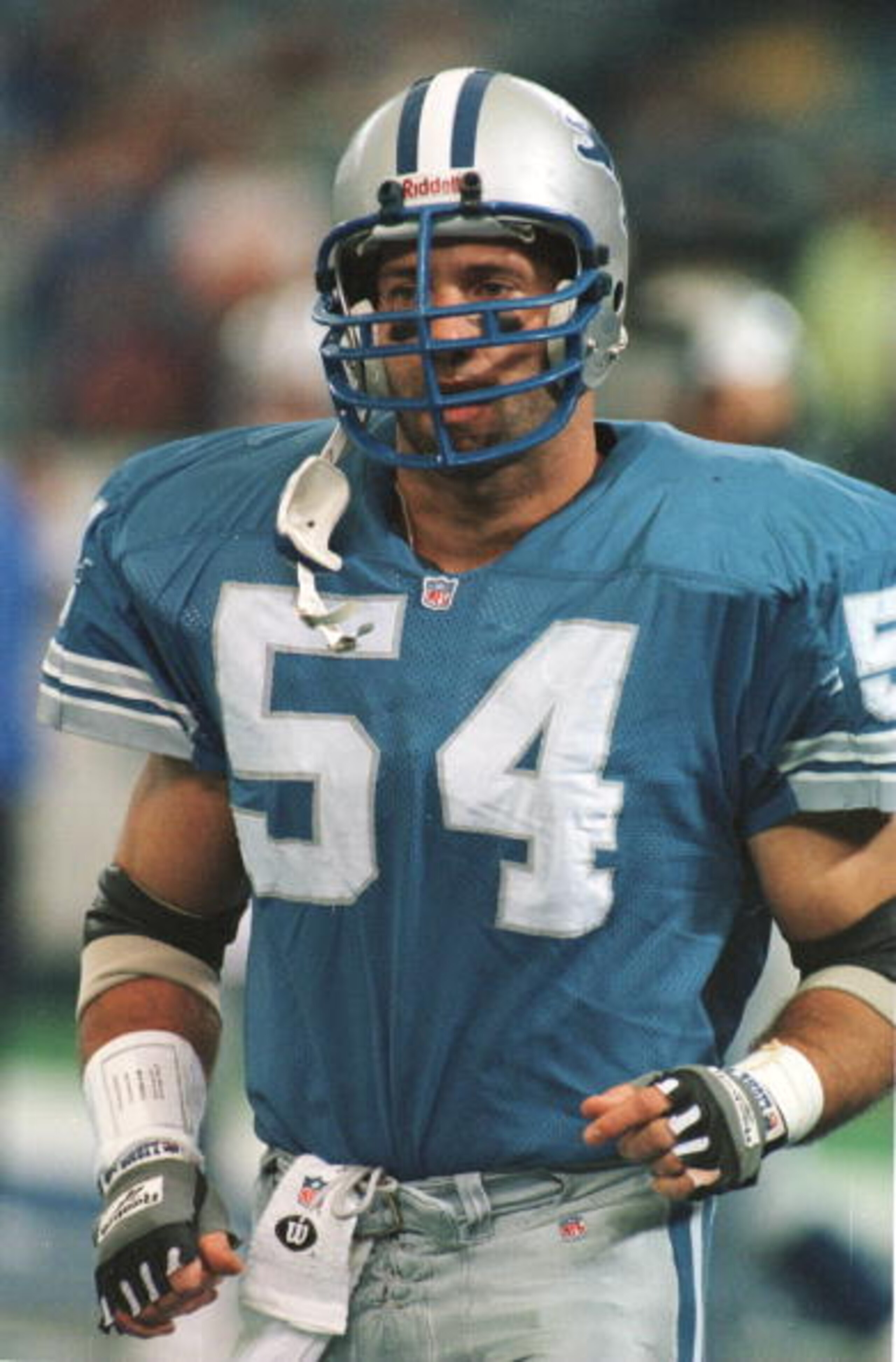 8 Oct 1995:  Linebacker Chris Spielman of the Detroit Lions jogs off the field during the Lions 38-20 victory over the Cleveland Browns at the Pontiac Silverdome in Detroit, Michigan.   Mandatory Credit: Brian Bahr/ALLSPORT