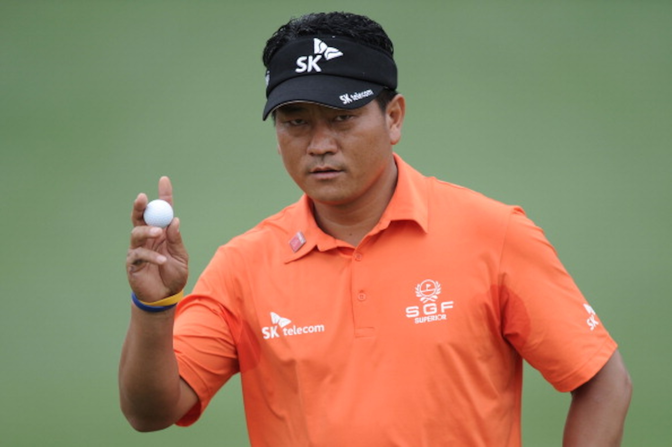 AUGUSTA, GA - APRIL 08:  K.J. Choi of South Korea waves to the gallery on the second hole during the second round of the 2011 Masters Tournament at Augusta National Golf Club on April 8, 2011 in Augusta, Georgia.  (Photo by Harry How/Getty Images)