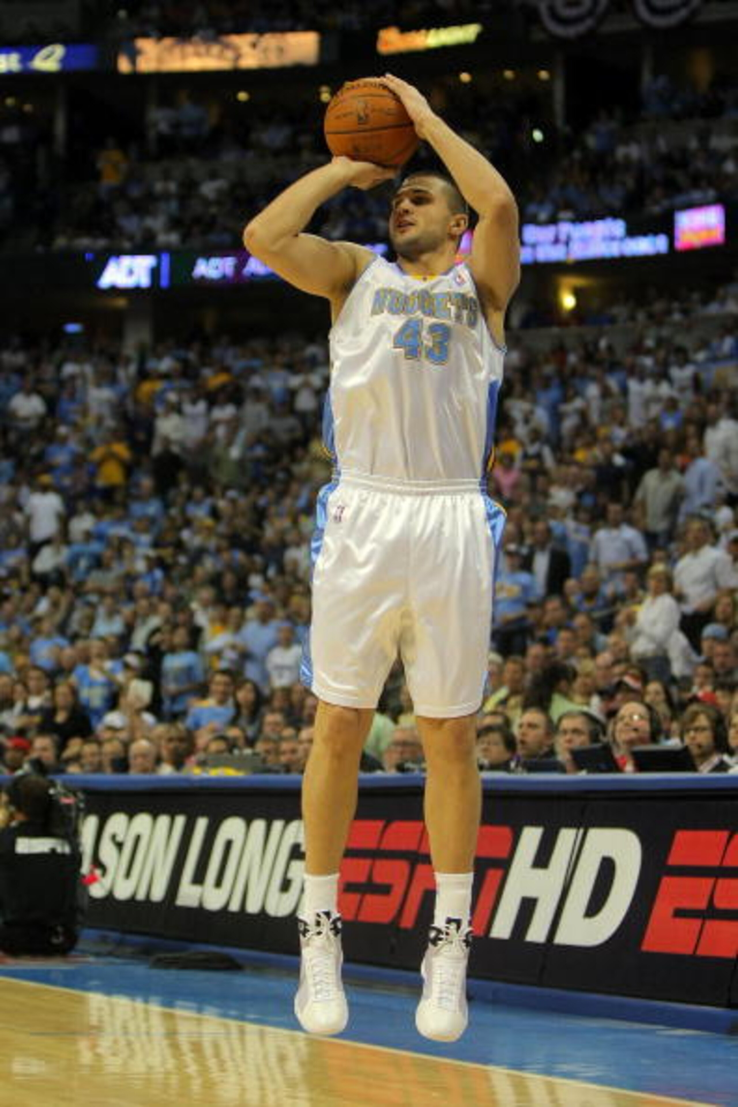 DENVER - MAY 23:  Linas Kleiza #43 of the Denver Nuggets shoots a jumper against the Los Angeles Lakers in Game Three of the Western Conference Finals during the 2009 NBA Playoffs at Staples Center on May 23, 2009 in Denver, Colorado. NOTE TO USER: User e