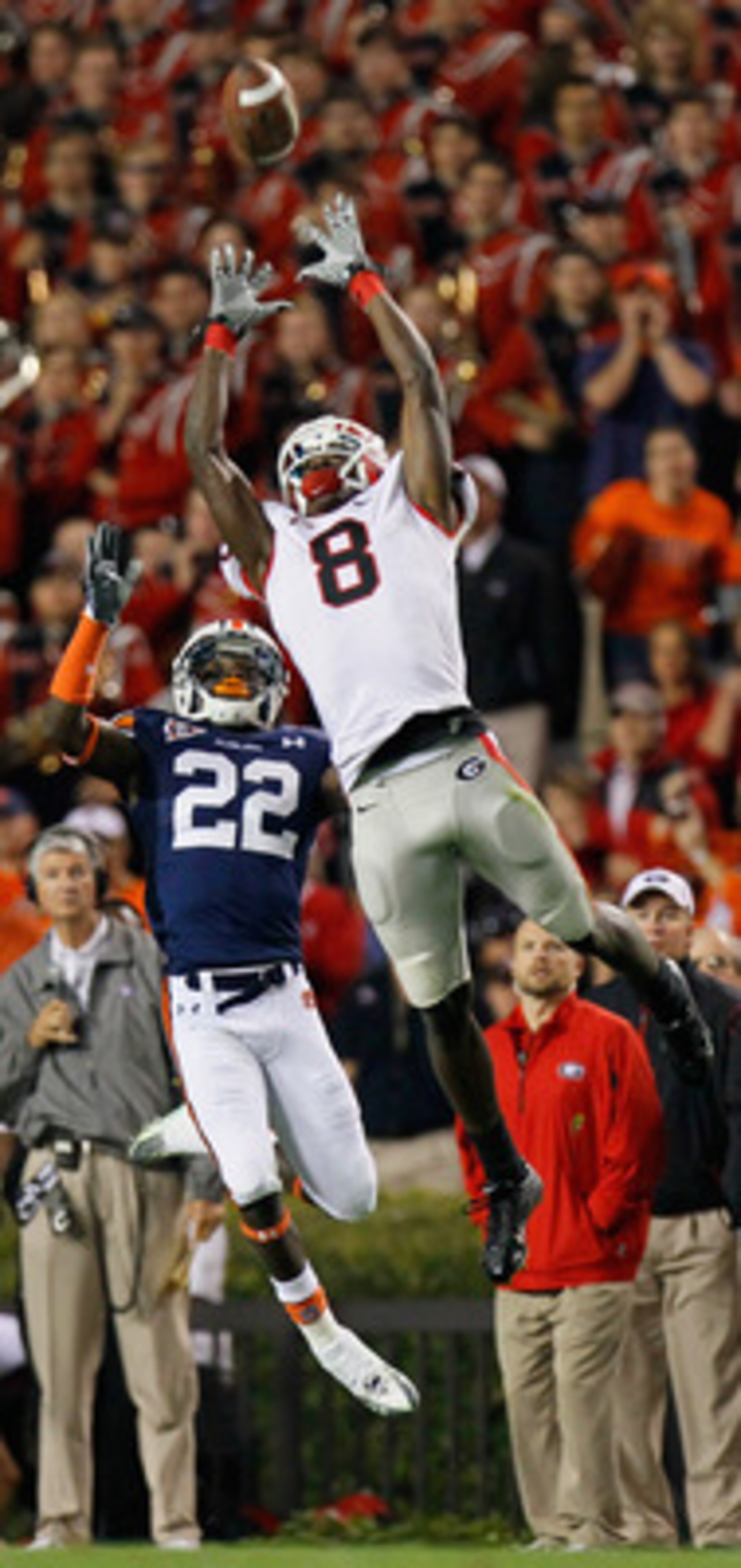 AUBURN, AL - NOVEMBER 13:  A.J. Green #8 of the Georgia Bulldogs fails to pull in this reception against Richard Samuel #22 of the Auburn Tigers at Jordan-Hare Stadium on November 13, 2010 in Auburn, Alabama.  (Photo by Kevin C. Cox/Getty Images)