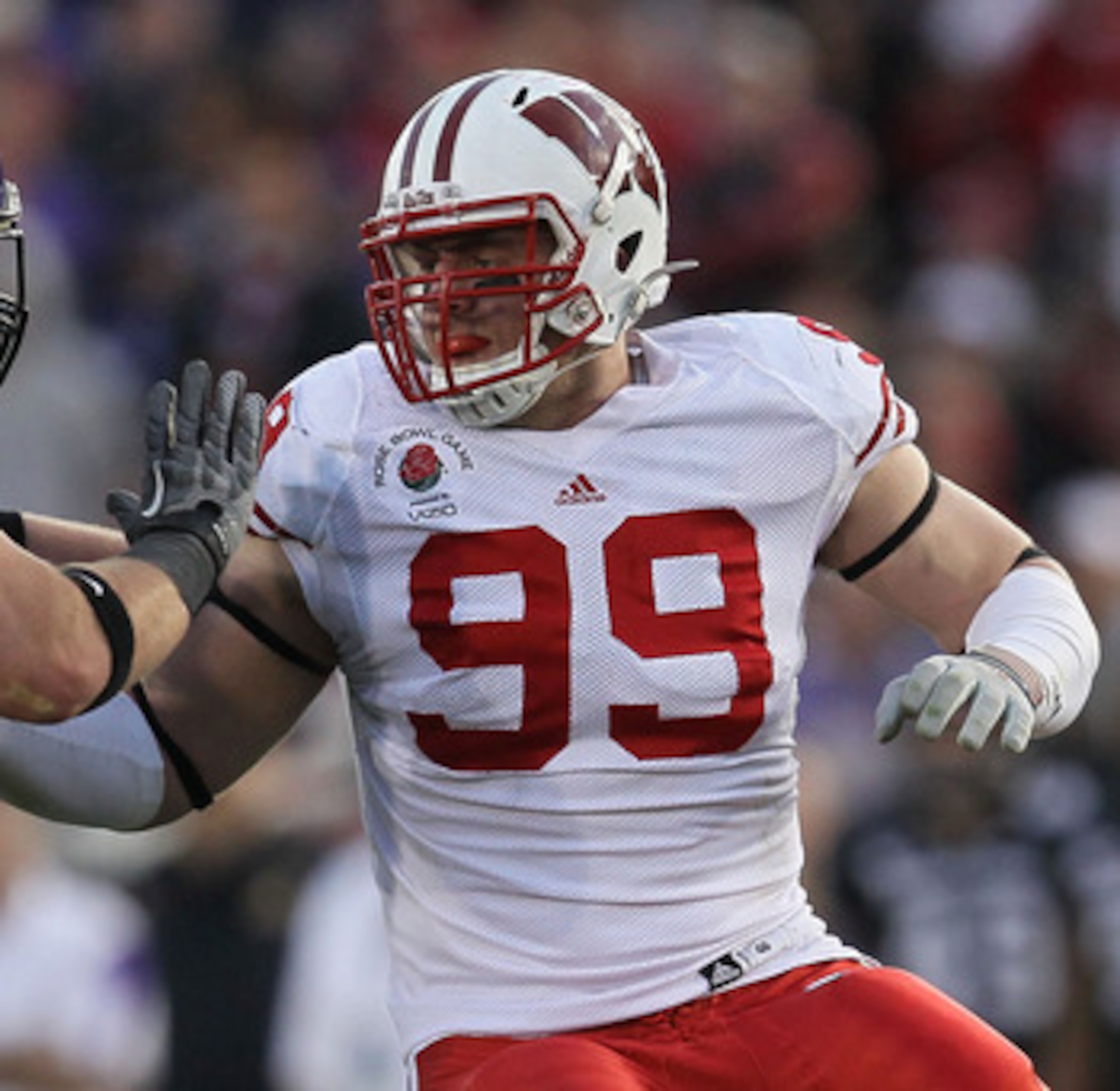 PASADENA, CA - JANUARY 01:  Defensive lineman J.J. Watt #99 of the Wisconsin Badgers rushes the TCU Horned Frogs in the 97th Rose Bowl game on January 1, 2011 in Pasadena, California.  (Photo by Stephen Dunn/Getty Images)