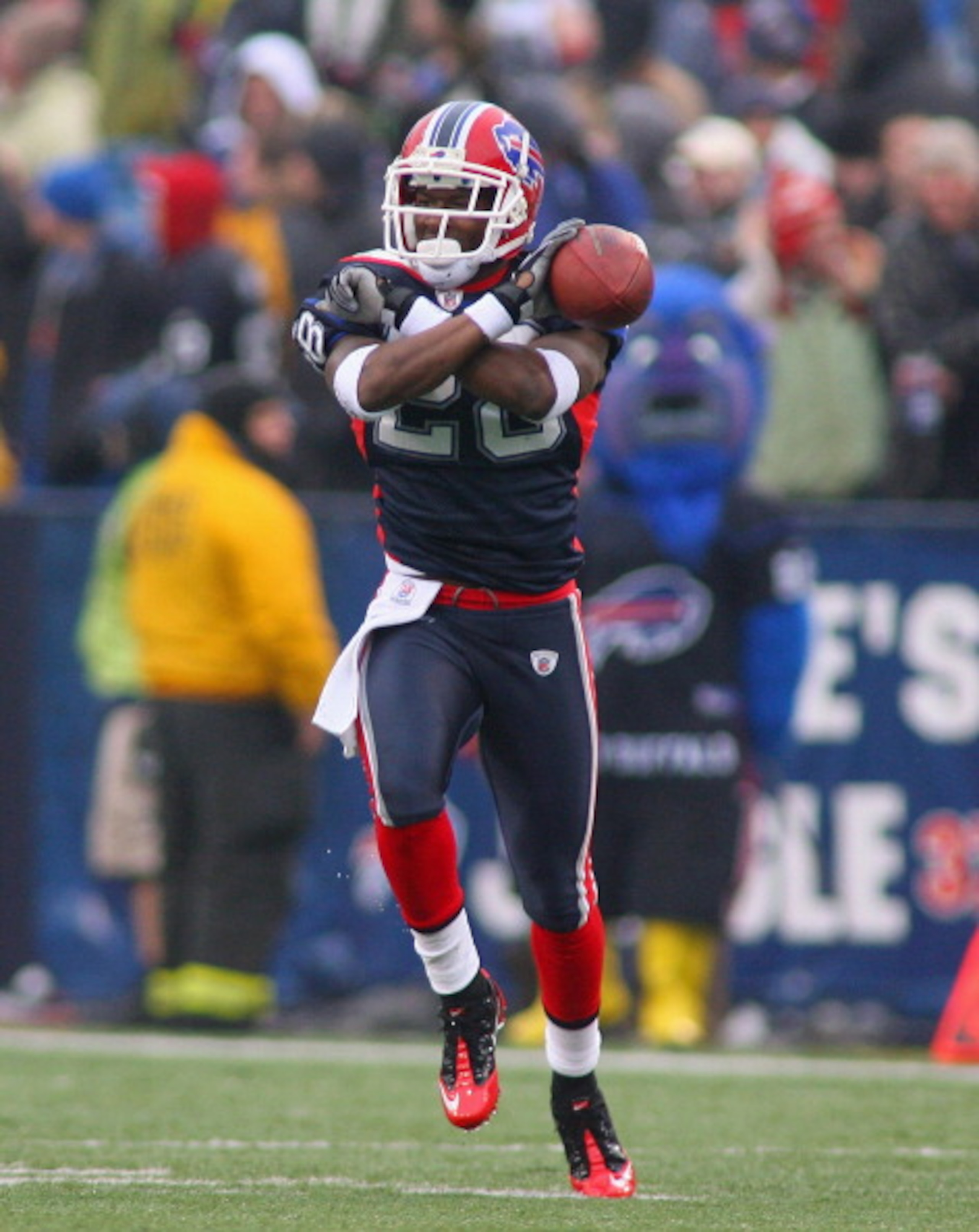 ORCHARD PARK, NY - DECEMBER 12: Leodis McKelvin #28 of the Buffalo Bills celebrates making an interception against the Cleveland Browns at Ralph Wilson Stadium on December 12, 2010 in Orchard Park, New York.  (Photo by Rick Stewart/Getty Images)