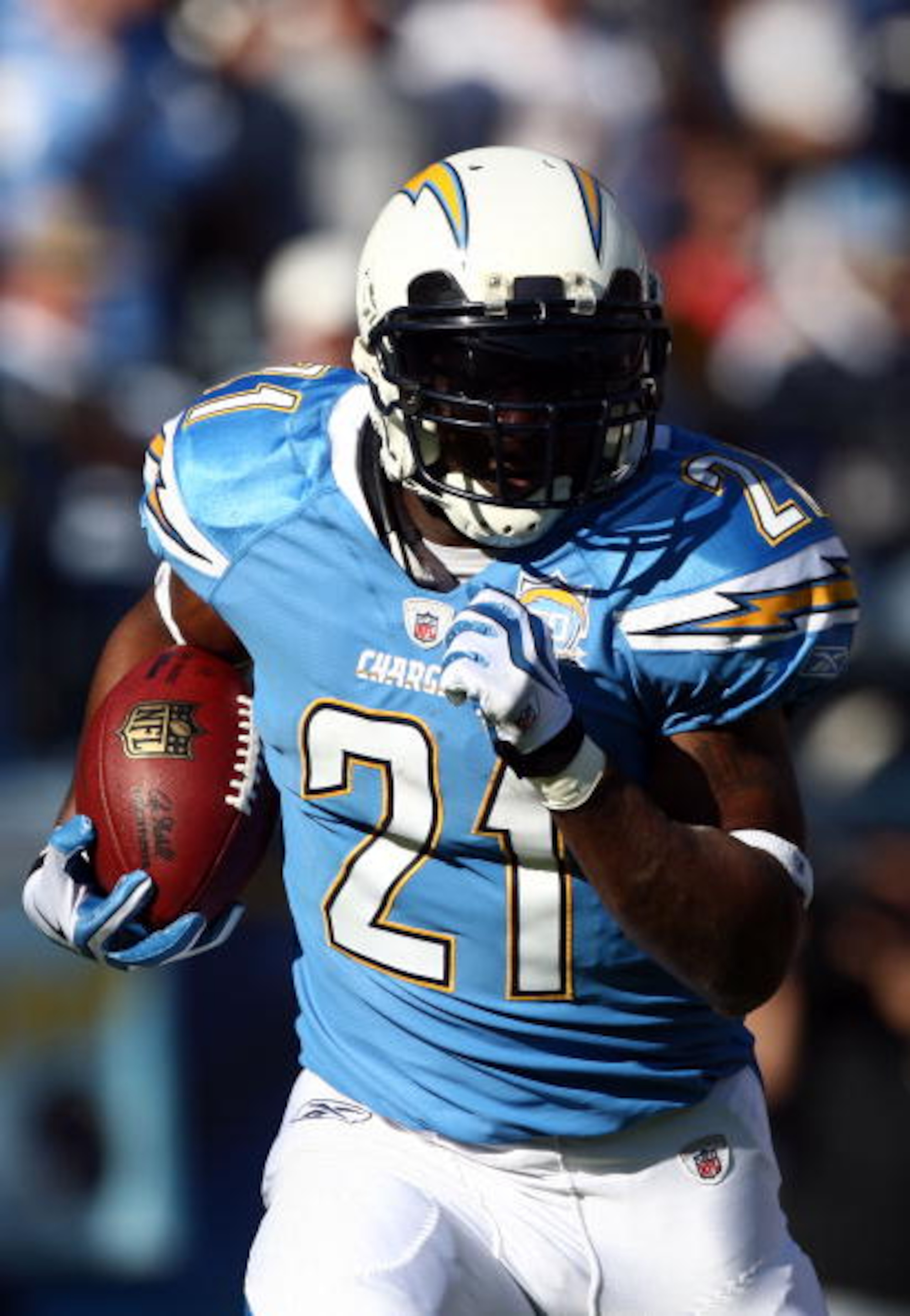 SAN DIEGO, CA - NOVEMBER 29:  Runningback LaDainian Tomlinson #21 of the San Diego Chargers runs against the Kansas City Chiefs during the NFL game on November 29, 2009 at Qualcomm Stadium in San Diego, California.  (Photo by Donald Miralle/Getty Images)