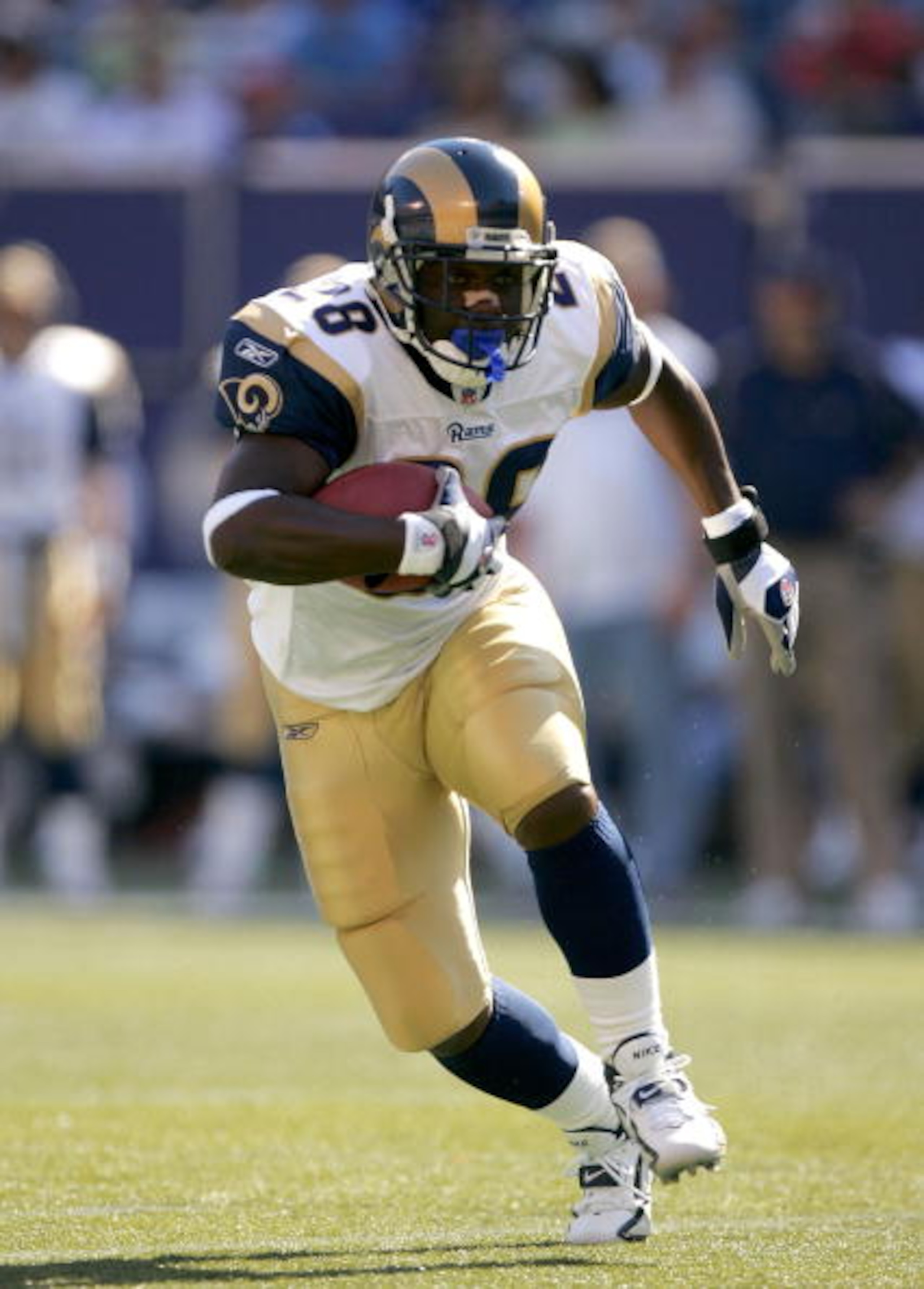 EAST RUTHERFORD, NJ - OCTOBER 02:  Marshall Faulk #28 of the St. Louis Rams runs the ball after catching a pass against the New York Giants on October 2, 2005 at Giants Stadium in East Rutherford, New Jersey.  (Photo by Ezra Shaw/Getty Images)