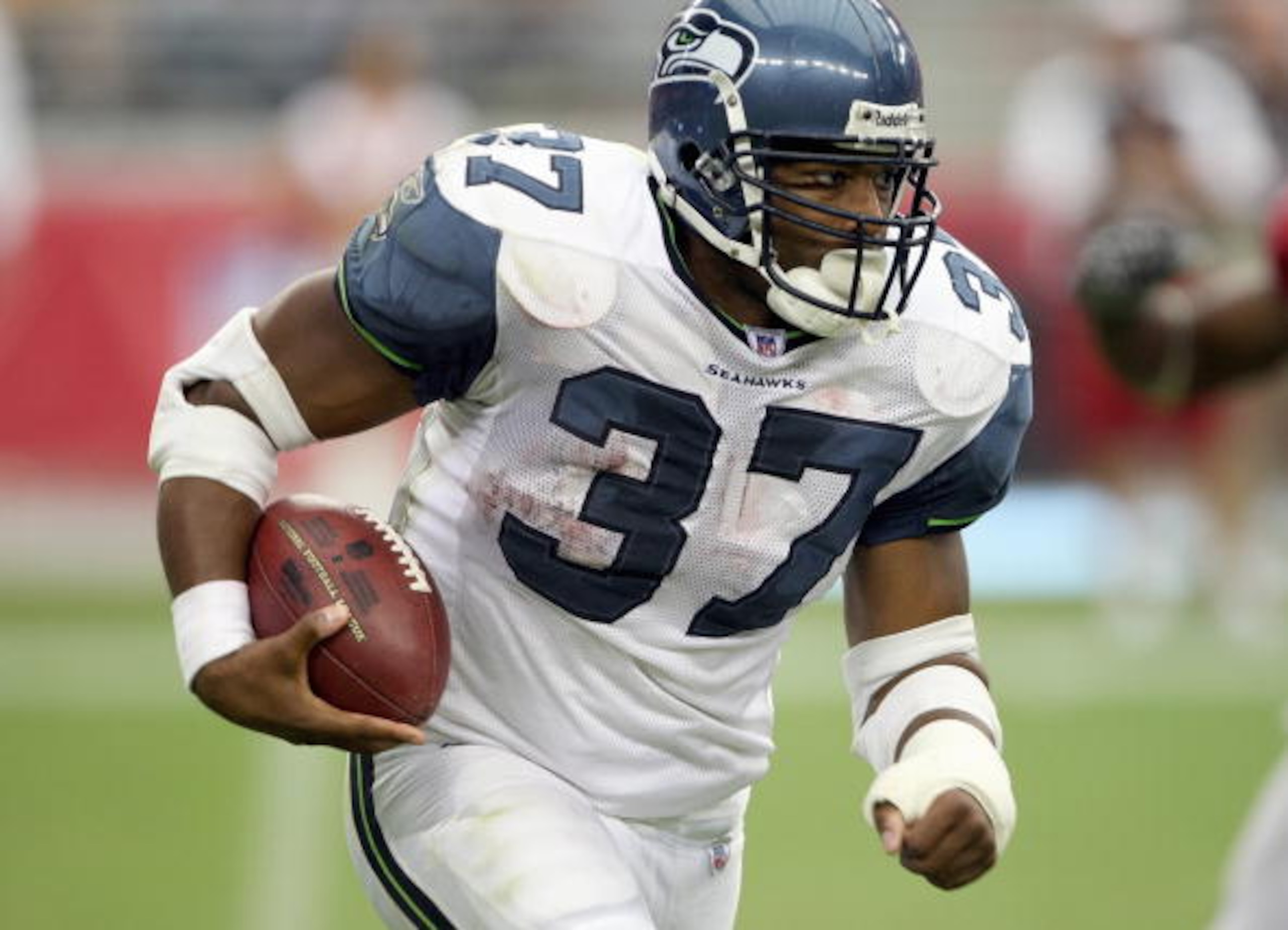 GLENDALE, AZ - SEPTEMBER 16: Shaun Alexander #37 of the Seattle Seahawks carries the ball during the game with the Arizona Cardinals at University of Phoenix Stadium September 16, 2007 in Glendale, Arizona. (Photo by Stephen Dunn/Getty Images)