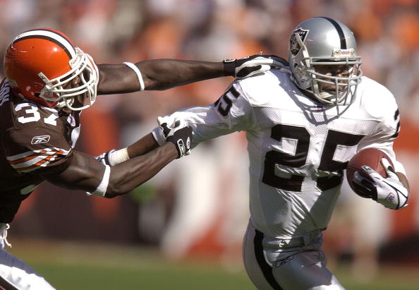 CLEVELAND, OH - OCTOBER 12:  Anthony Henry #37 of the Cleveland Browns pursues Charlie Garner #25 of the Oakland Raiders during the first quarter on October 12, 2003 at Cleveland Browns Stadium in Cleveland, Ohio.  (Photo by David Maxwell/Getty Images)