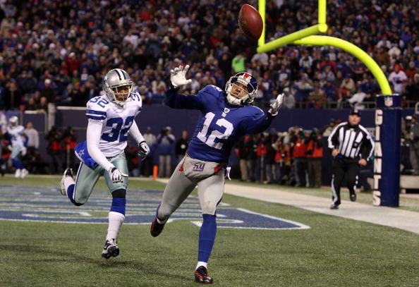 EAST RUTHERFORD, NJ - DECEMBER 06:  Steve Smith #12 of the New York Giants can not hold onto a pass in the endzone against Orlando Scandrick #32 of the Dallas Cowboys on December 6, 2009 at Giants Stadium in East Rutherford, New Jersey. The Giants defeate