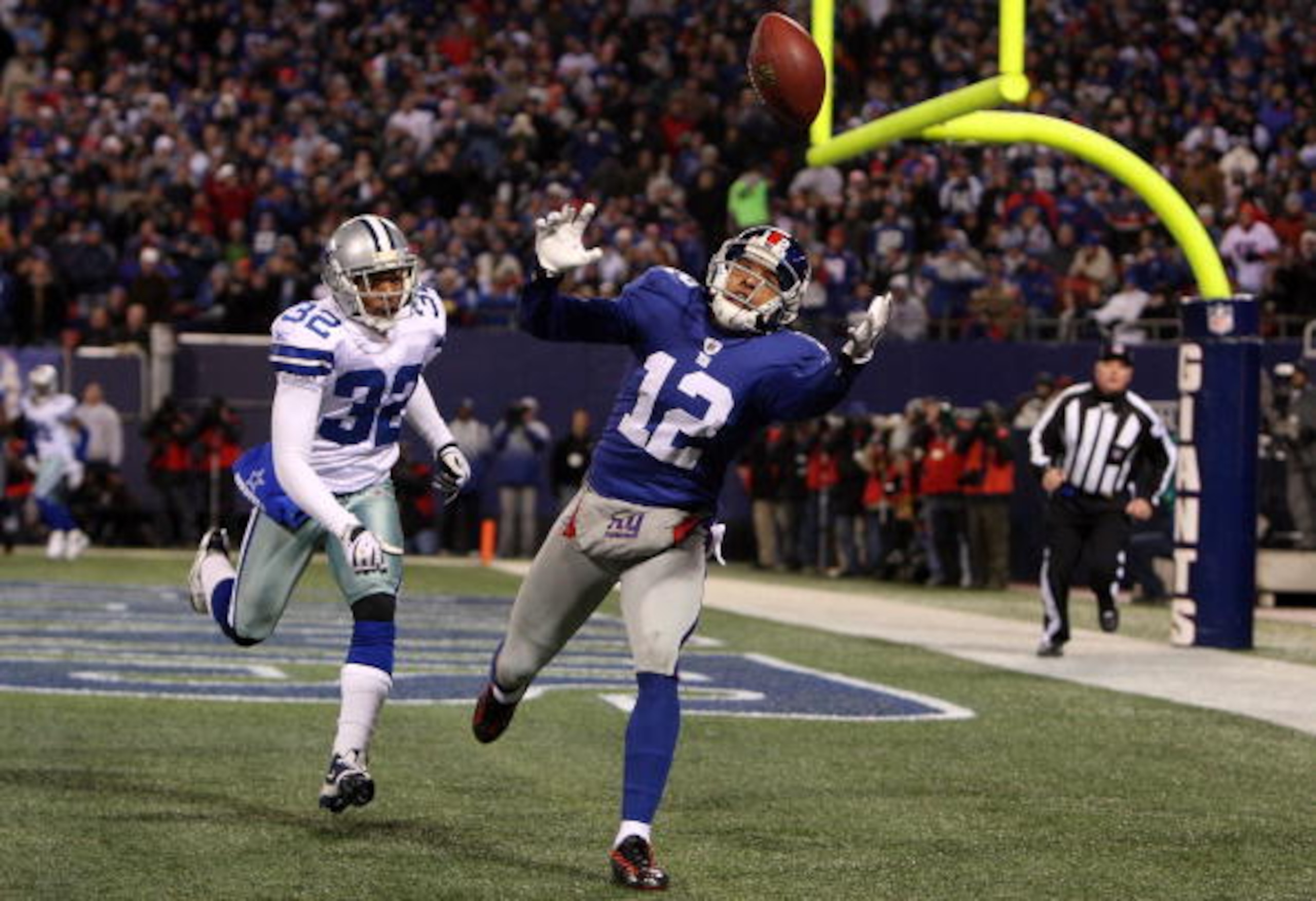 EAST RUTHERFORD, NJ - DECEMBER 06:  Steve Smith #12 of the New York Giants can not hold onto a pass in the endzone against Orlando Scandrick #32 of the Dallas Cowboys on December 6, 2009 at Giants Stadium in East Rutherford, New Jersey. The Giants defeate