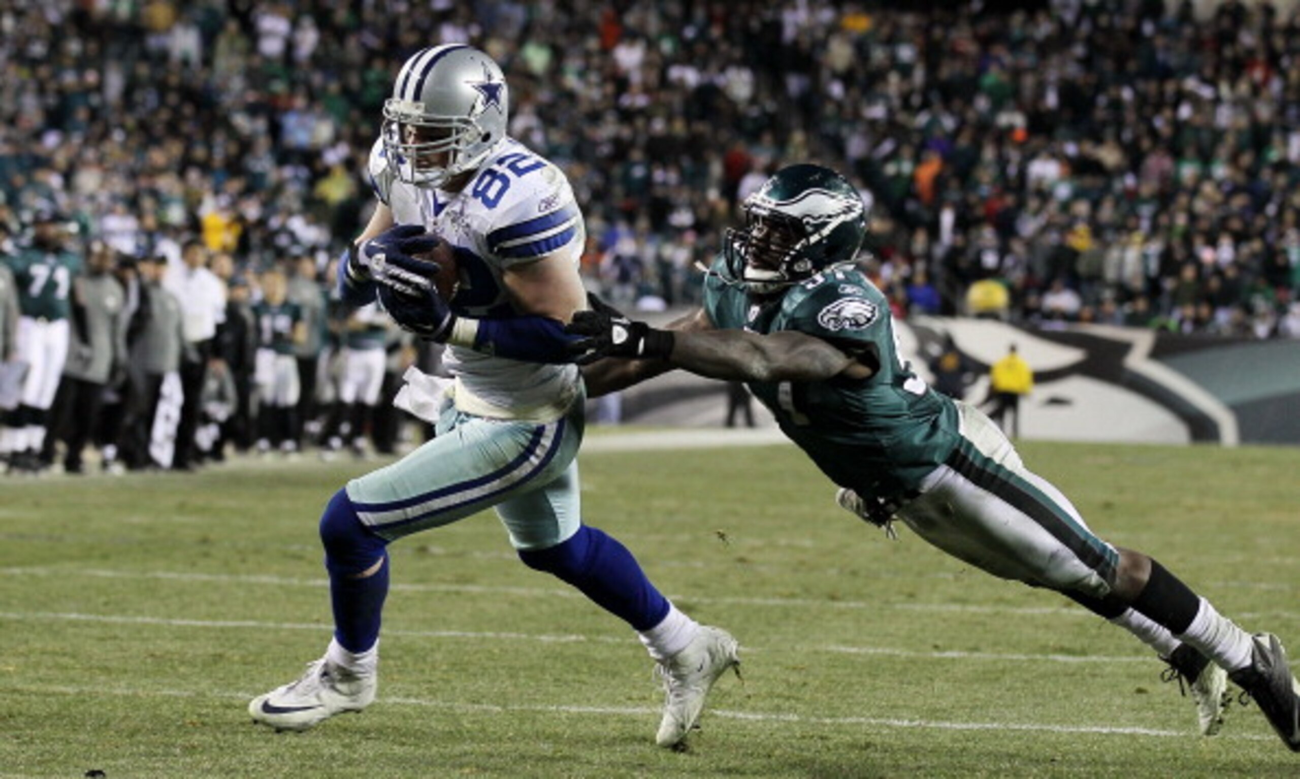 PHILADELPHIA, PA - JANUARY 02:  Jason Witten #82 of the Dallas Cowboys runs in a touchdown late in the fourth quarter against Keenan Clayton #57 of the Philadelphia Eagles on January 2, 2011 at Lincoln Financial Field in Philadelphia, Pennsylvania. The Co