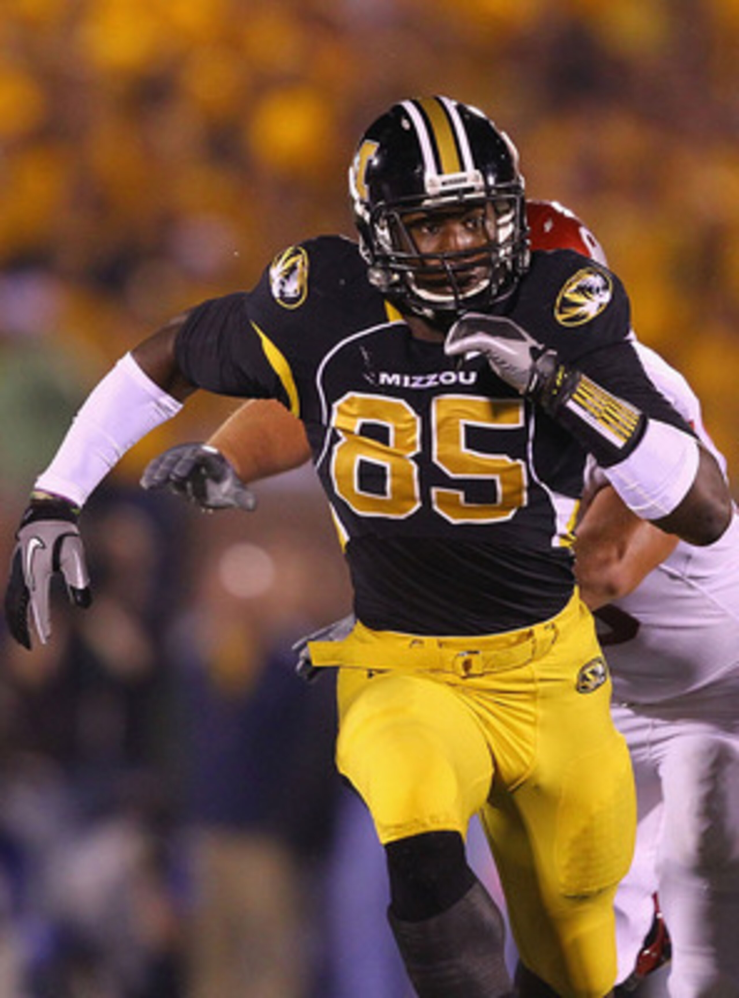 COLUMBIA, MO - OCTOBER 23: Aldon Smith #85 of the Missouri Tigers in action against the Oklahoma Sooners at Faurot Field/Memorial Stadium on October 23, 2010 in Columbia, Missouri.  The Tigers beat the Sooners 36-27.  (Photo by Dilip Vishwanat/Getty Image