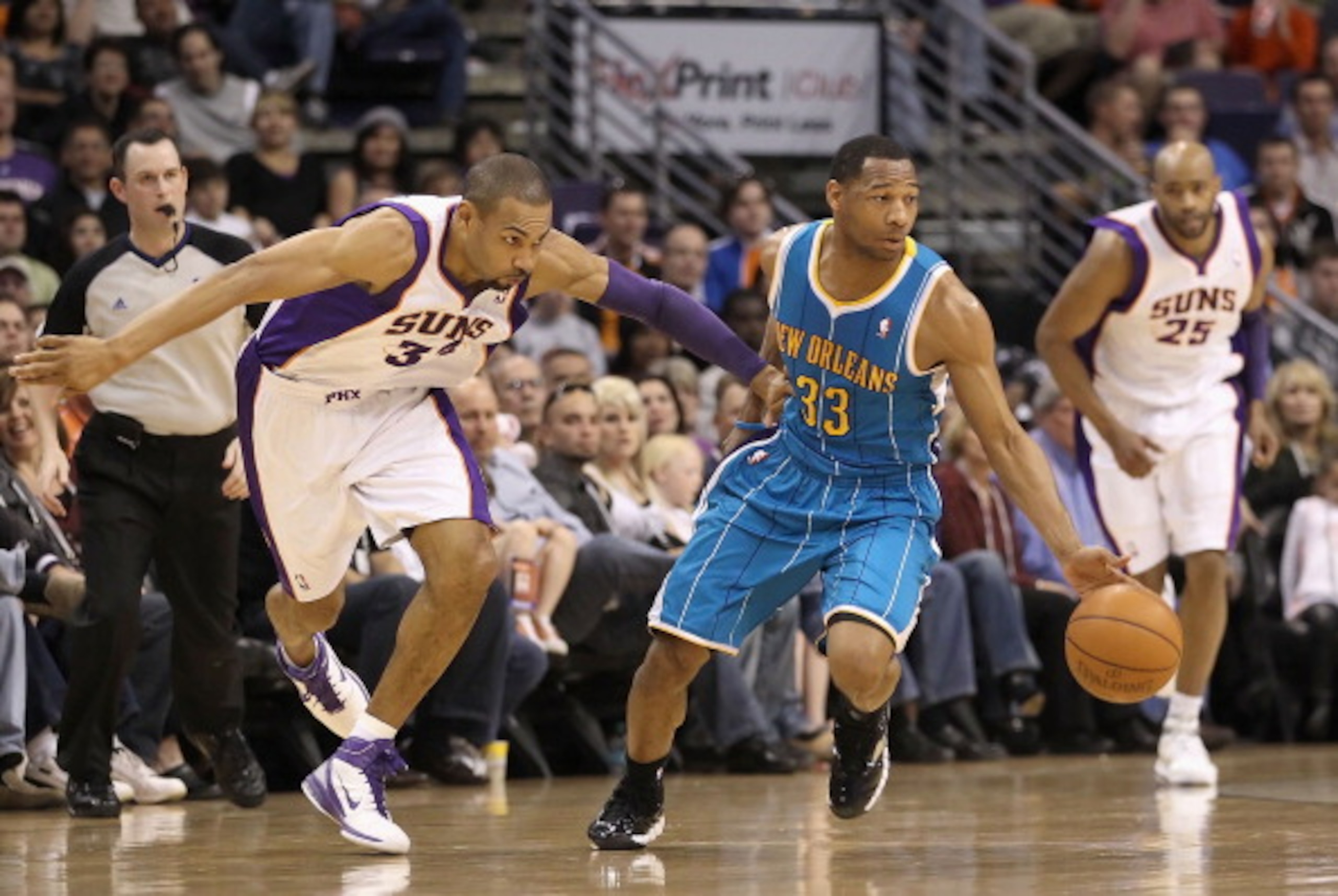 PHOENIX, AZ - JANUARY 30: Willie Green #33 of the New Orleans Hornets handles the ball during the NBA game against the Phoenix Suns at US Airways Center on January 30, 2011 in Phoenix, Arizona. The Suns defeated the Hornets 104-102. NOTE TO USER: User PHOENIX, AZ - JANUARY 30: Willie Green #33 of the New Orleans Hornets handles the ball during the NBA game against the Phoenix Suns at US Airways Center on January 30, 2011 in Phoenix, Arizona. The Suns defeated the Hornets 104-102. NOTE TO USER: User