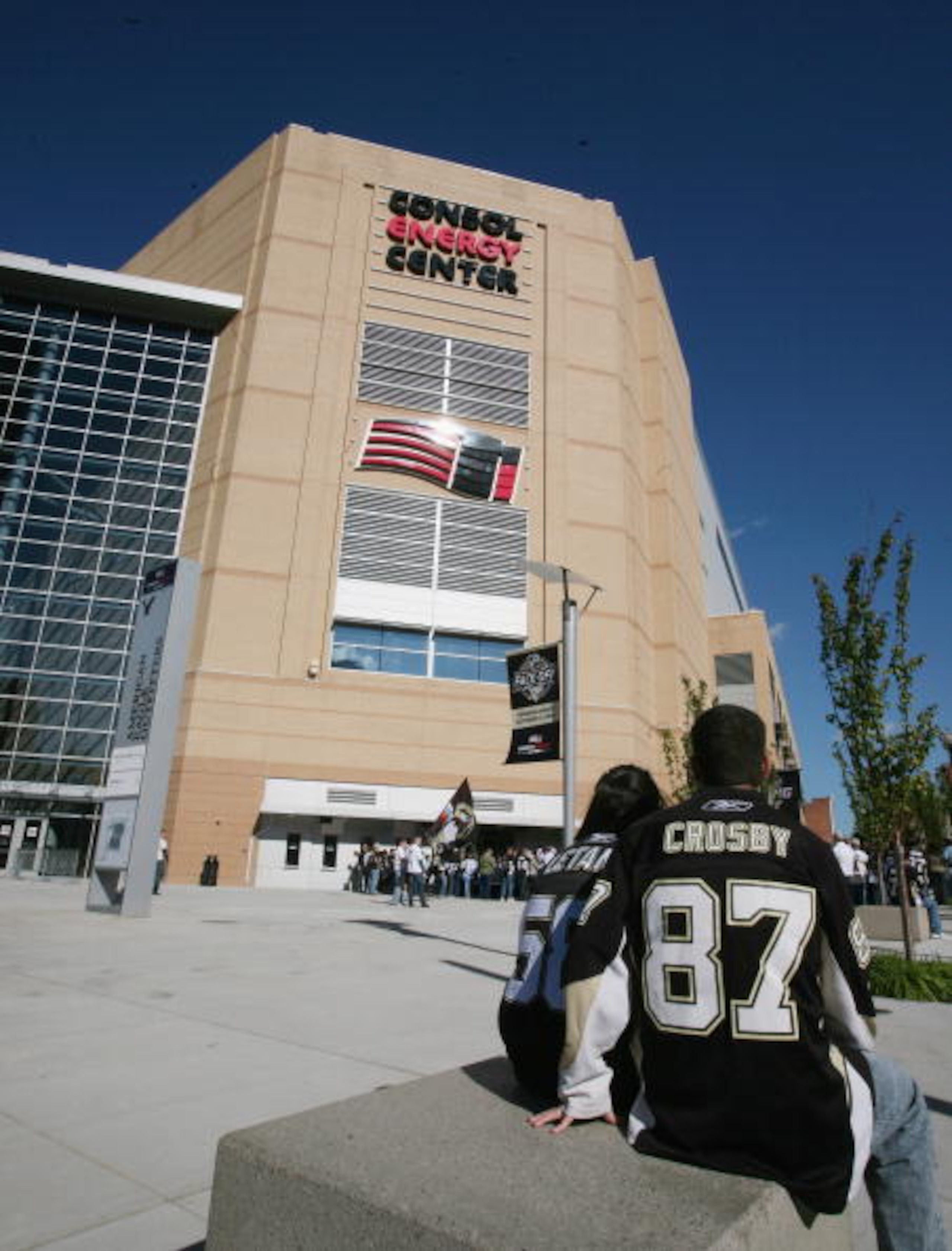 PITTSBURGH - OCTOBER 07: Pittsburgh Penguins fans wait for game time prior to the arena opening game against the Philadelphia Flyers at the Consol Energy Center on October 7, 2010 in Pittsburgh, Pennsylvania.  (Photo by Bruce Bennett/Getty Images)