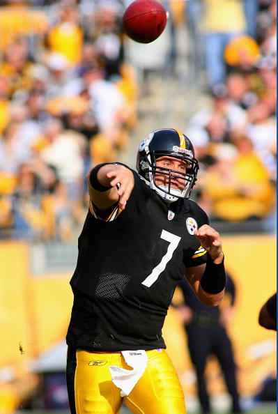 PITTSBURGH - NOVEMBER 15:  Ben Roethlisberger #7  of the Pittsburgh Steelers throws a pass against the Cincinnati Bengals at Heinz Field on November 15, 2009 in Pittsburgh, Pennsylvania.  (Photo by Rick Stewart/Getty Images)