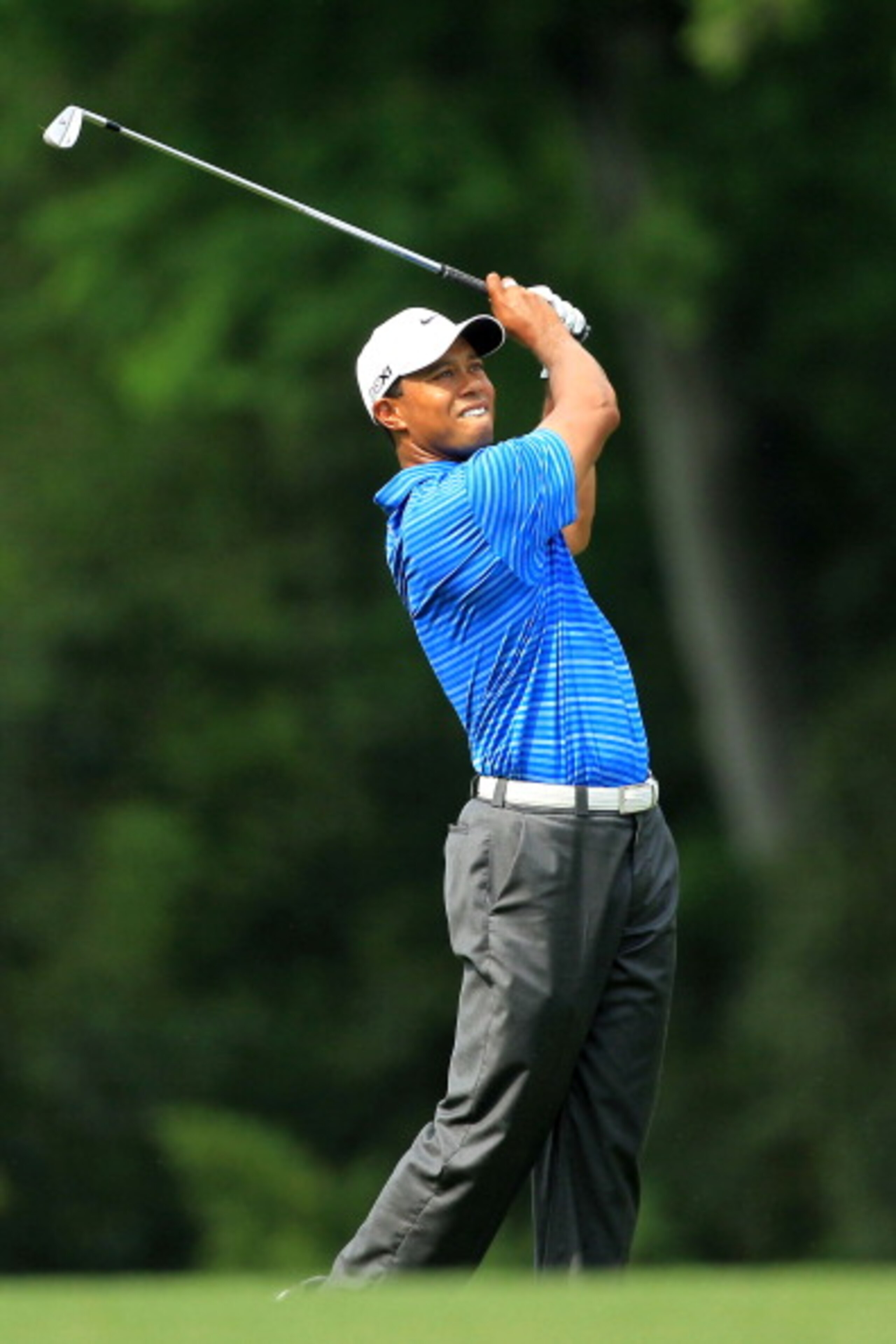 AUGUSTA, GA - APRIL 09:  Tiger Woods watches his approach shot on the fifth hole during the third round of the 2011 Masters Tournament at Augusta National Golf Club on April 9, 2011 in Augusta, Georgia.  (Photo by David Cannon/Getty Images)