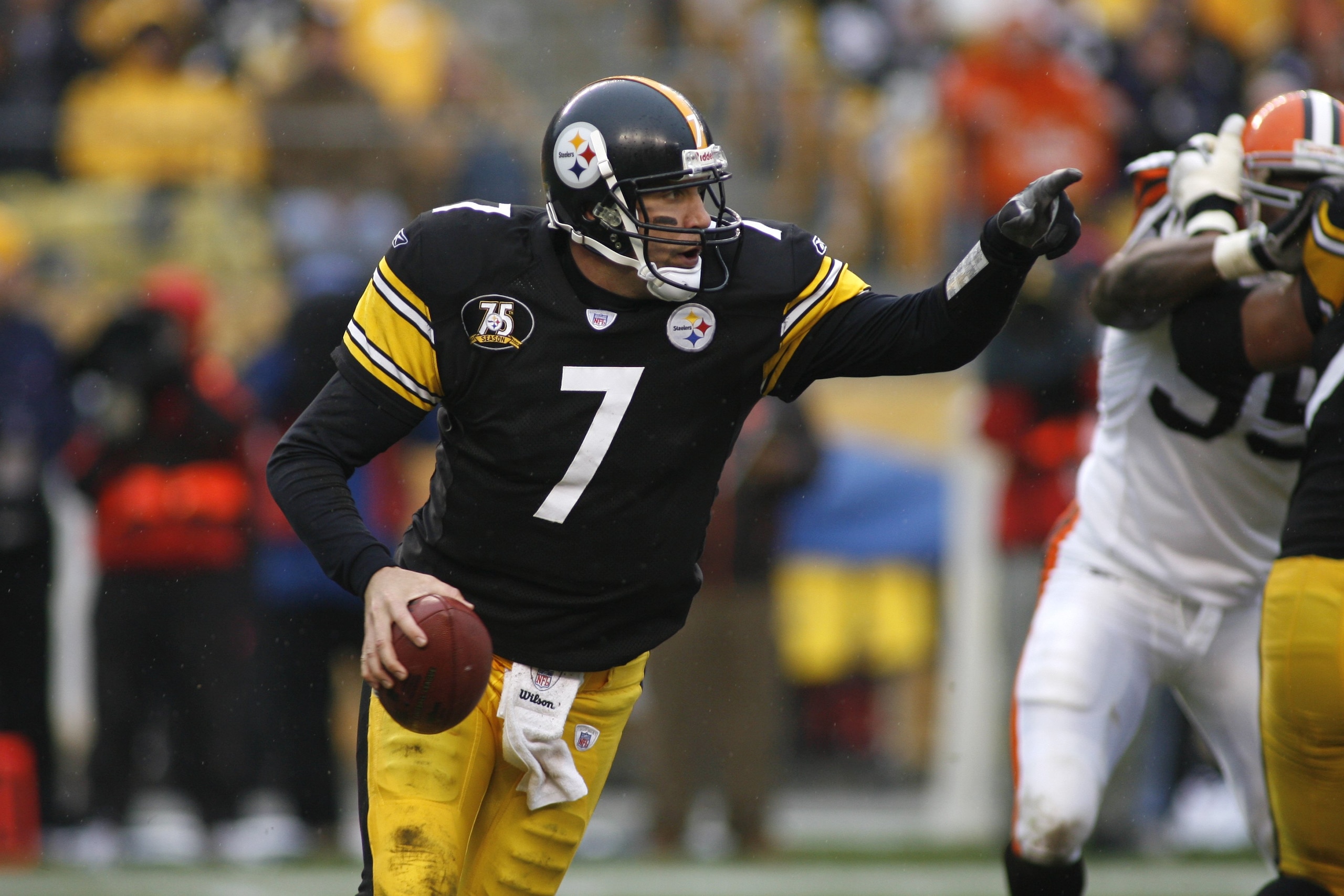 PITTSBURGH - NOVEMBER 11:  Ben Roethlisberger #7 of the Pittsburgh Steelers directs on the run during the NHL game against the Cleveland Browns on November 11, 2007 at Heinz Field in Pittsburgh, Pennsylvania. (Photo by Rick Stewart/Getty Images)