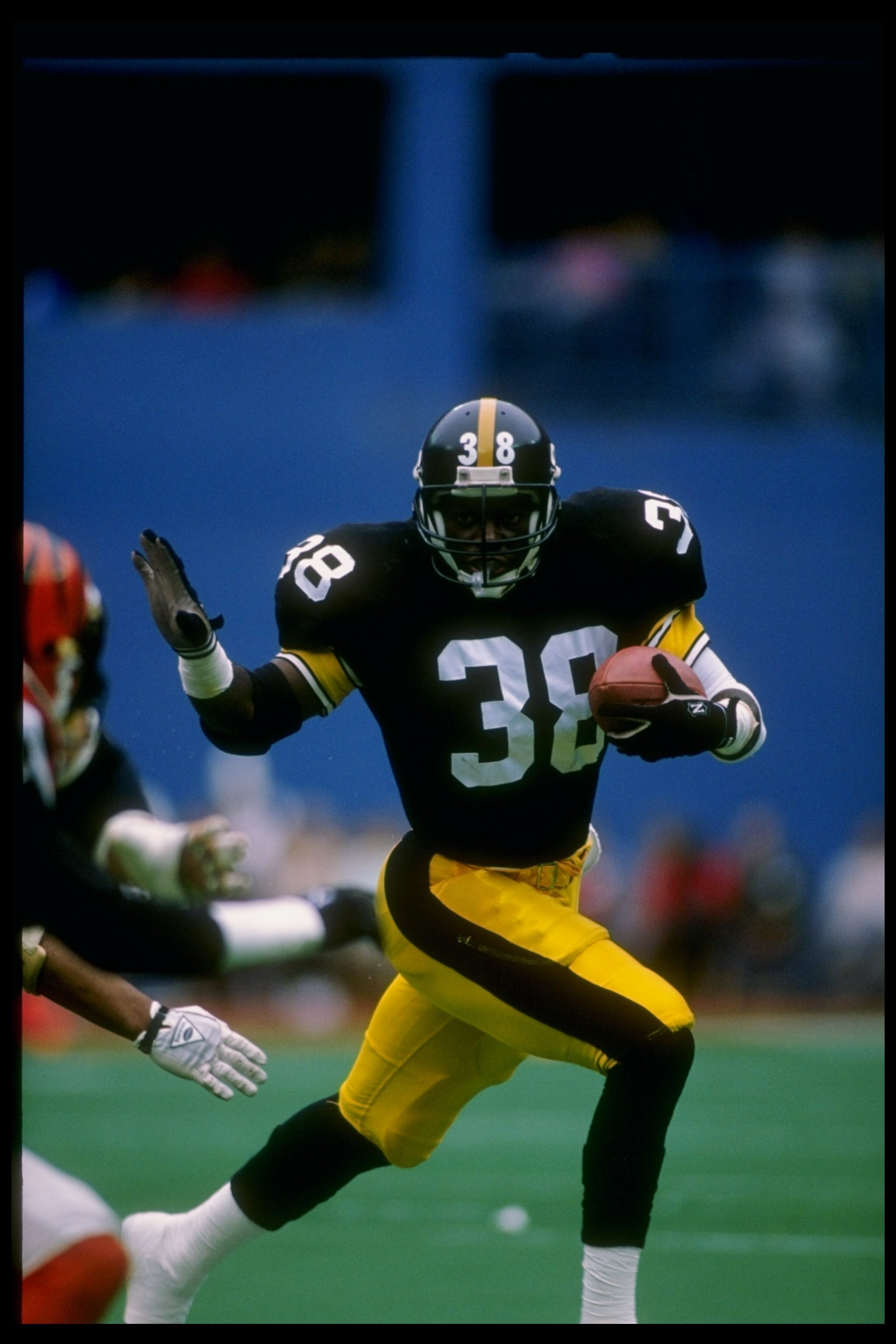 8 Oct 1989:  Running back Tim Worley of the Pittsburgh Steelers runs with the ball during a game against the Cincinnati Bengals at Three Rivers Stadium in Pittsburgh, Pennsylvania.  The Bengals won the game 26-16. Mandatory Credit: Rick Stewart  /Allsport