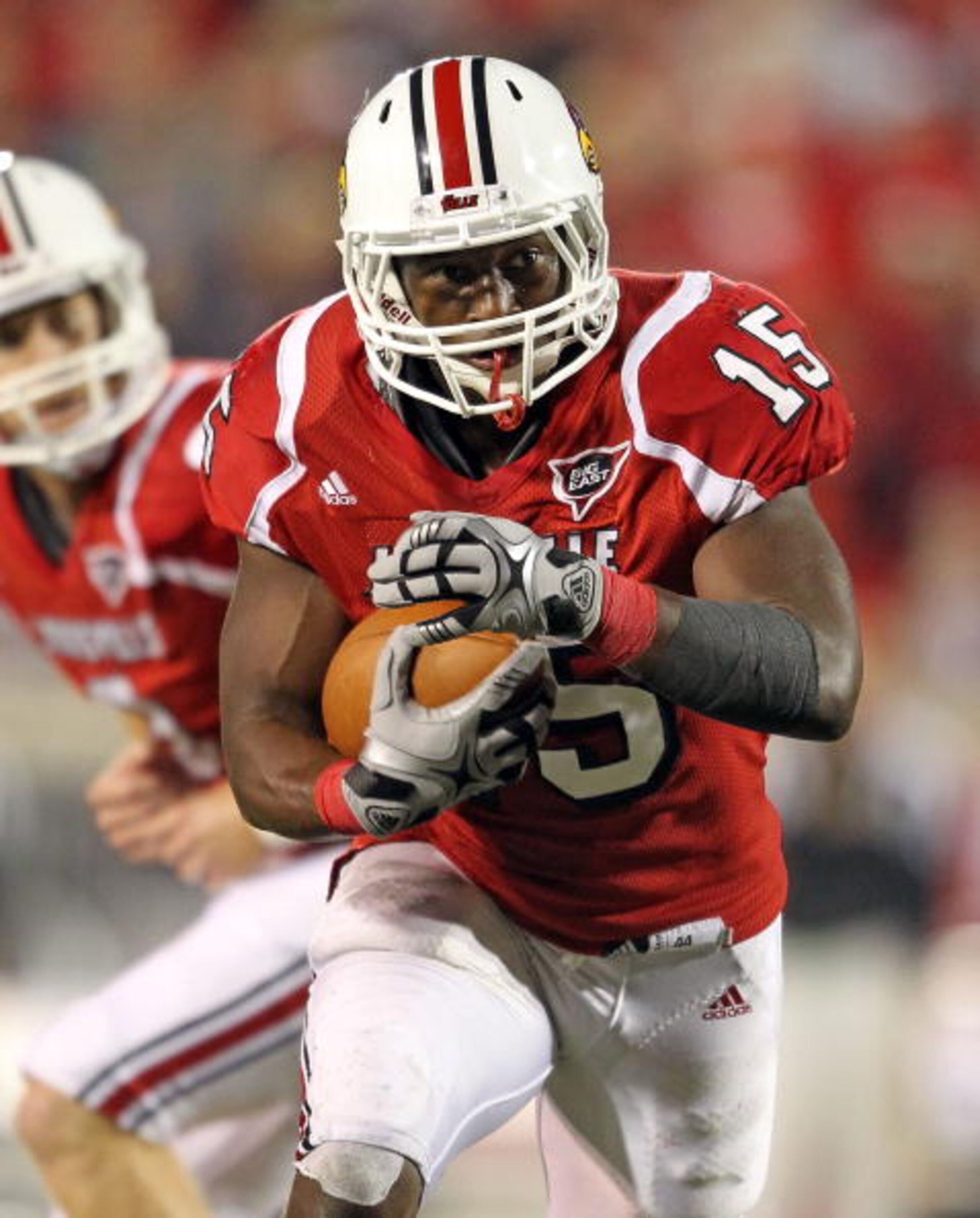 LOUISVILLE, KY - OCTOBER 15:  Bilal Powell #15 of  the Louisville Cardinals runs for a touchdown during the Big East Conference game against the Cincinnati Bearcats at Papa John's Cardinal Stadium on October 15, 2010 in Louisville, Kentucky.  (Photo by An