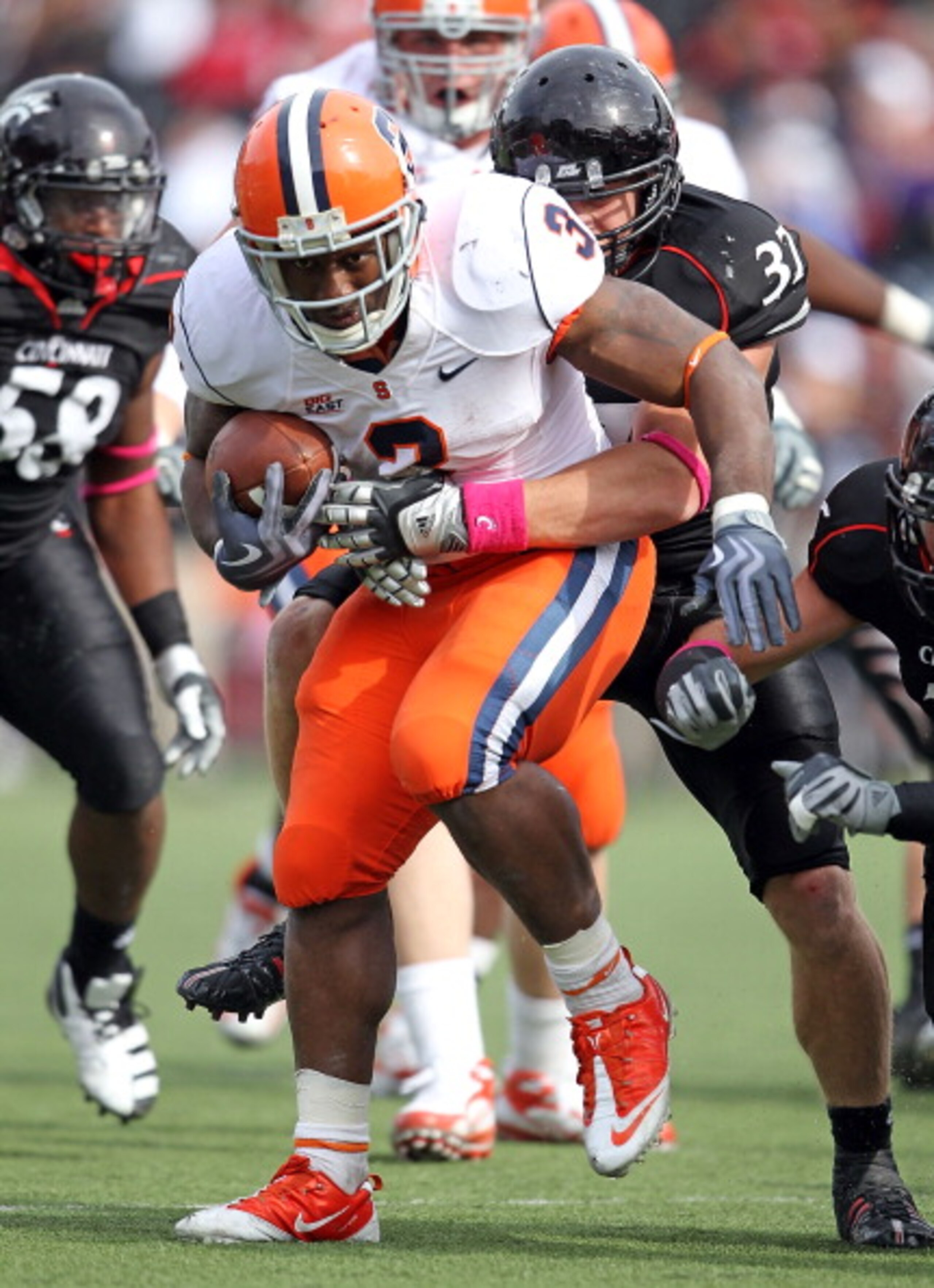CINCINNATI - OCTOBER 30:  Delone Carter #3 of the Syracuse Orange runs with the ball during the Big East Conference game against the Cincinnati Bearcats at Nippert Stadium on October 30, 2010 in Cincinnati, Ohio.  (Photo by Andy Lyons/Getty Images)