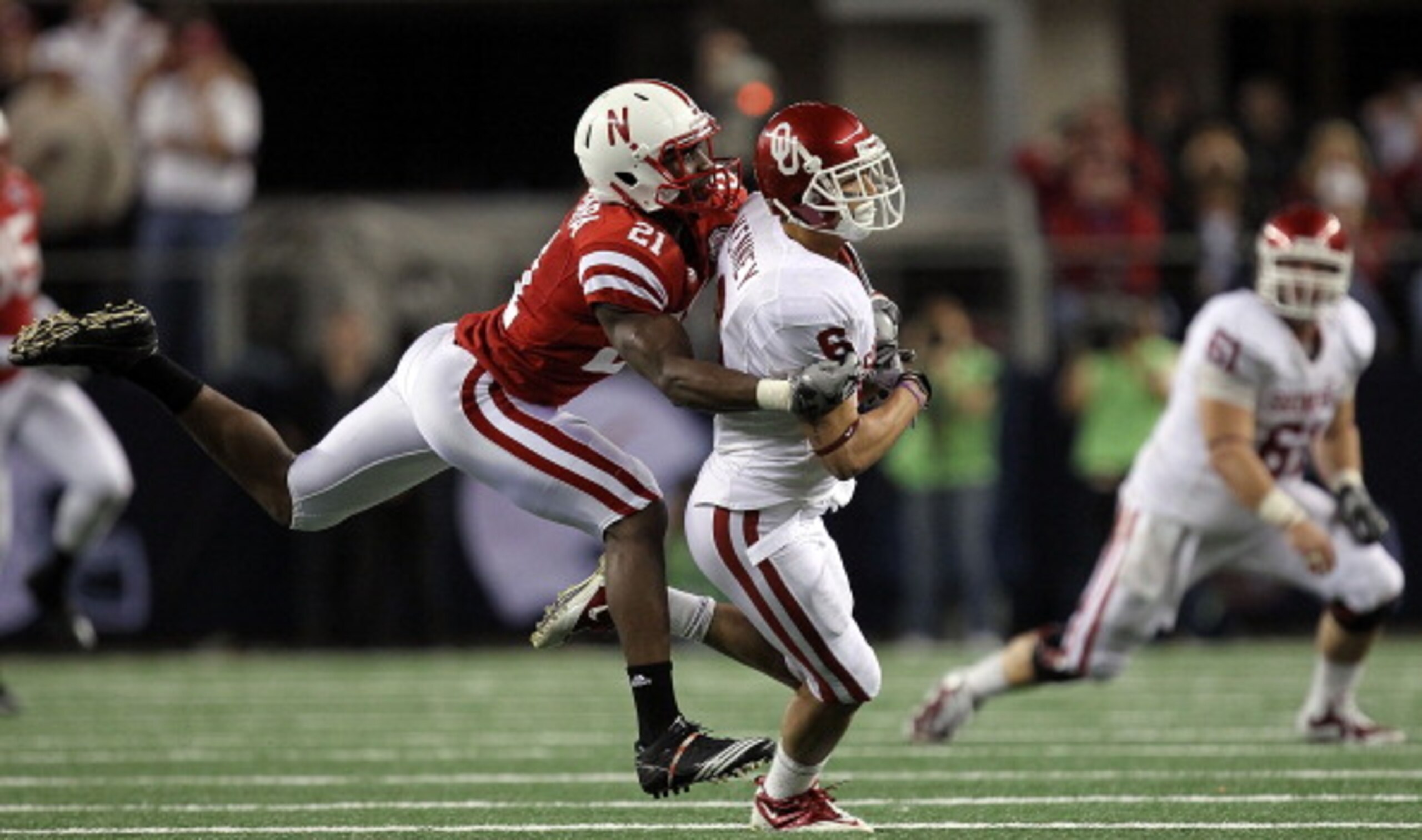 ARLINGTON, TX - DECEMBER 04:  Wide receiver Cameron Kenney #6 of the Oklahoma Sooners runs the ball against Prince Amukamara #21 of the Nebraska Cornhuskers during the Big 12 Championship at Cowboys Stadium on December 4, 2010 in Arlington, Texas.  (Photo