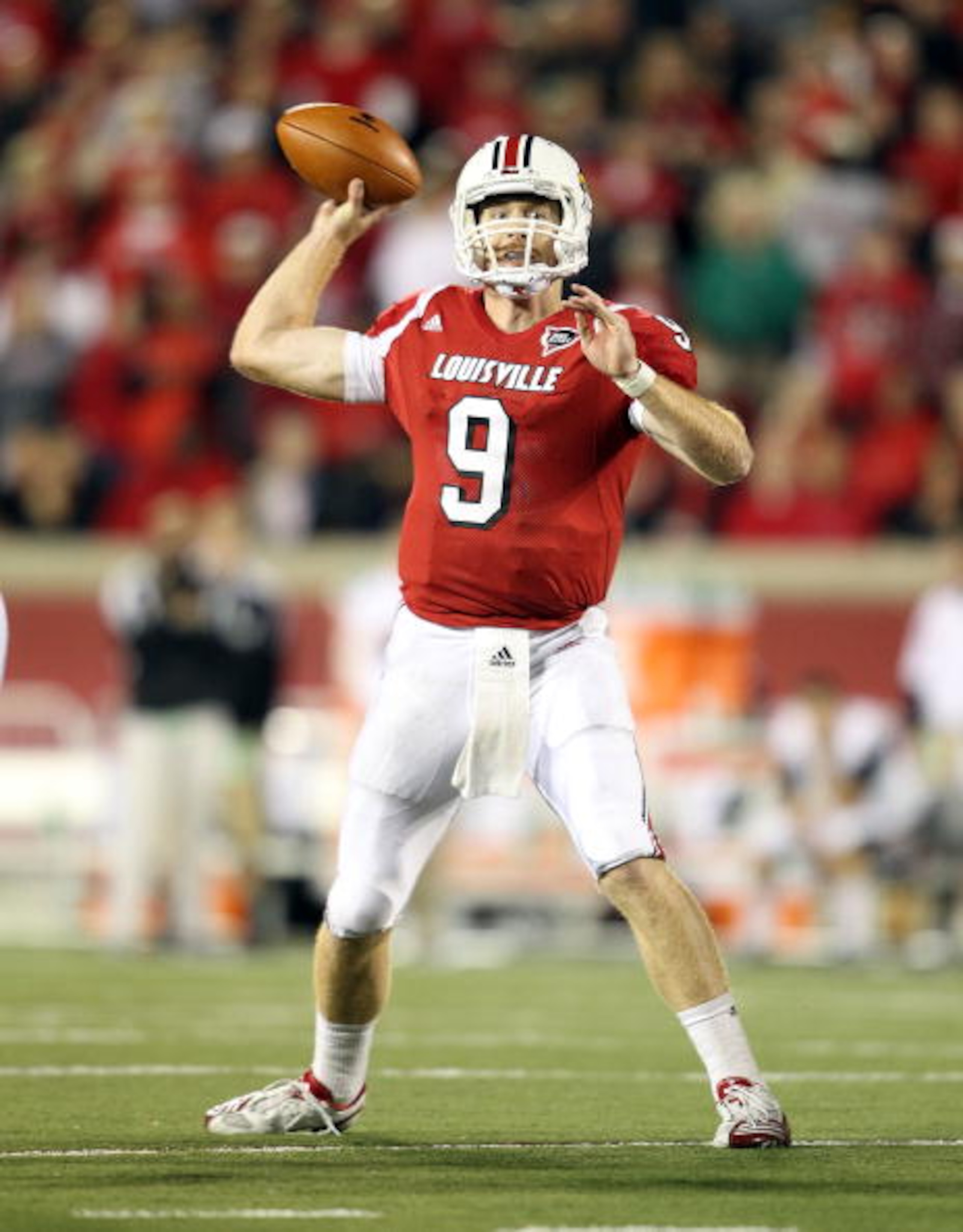 LOUISVILLE, KY - OCTOBER 15:  Adam Froman #9 of  the Louisville Cardinals throws a pass during the Big East Conference game against the Cincinnati Bearcats at Papa John's Cardinal Stadium on October 15, 2010 in Louisville, Kentucky.  (Photo by Andy Lyons/