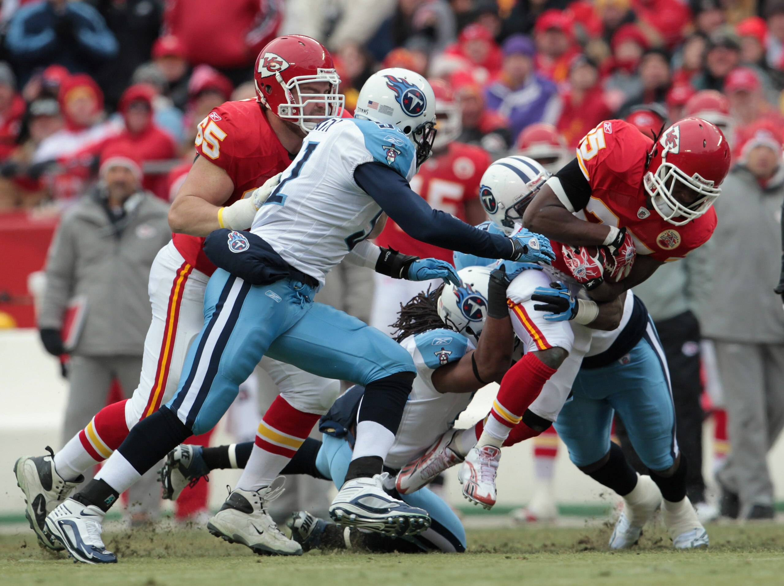 KANSAS CITY, MO - DECEMBER 26:  Jamaal Charles #25 of the Kansas City Chiefs carries the ball during the game against the Tennessee Titans on December 26, 2010 at Arrowhead Stadium in Kansas City, Missouri.  (Photo by Jamie Squire/Getty Images)