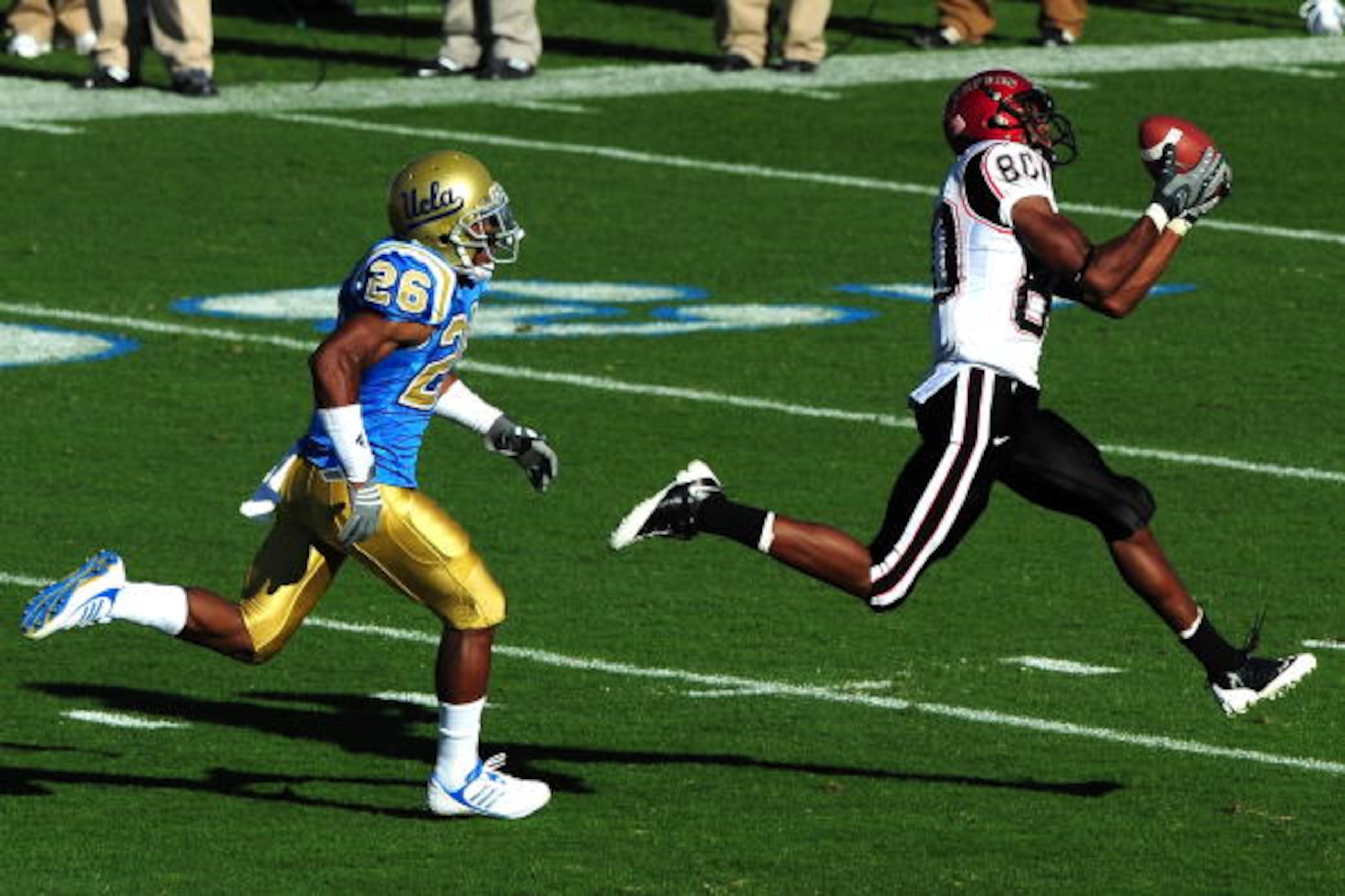 PASADENA, CA - SEPTEMBER 05:  Vincent Brown #80 of San Diego State catches a pass from teamate against the UCLA Bruins at Rose Bowl on September 5, 2009 in Pasadena, California.  (Photo by Jacob de Golish/Getty Images)