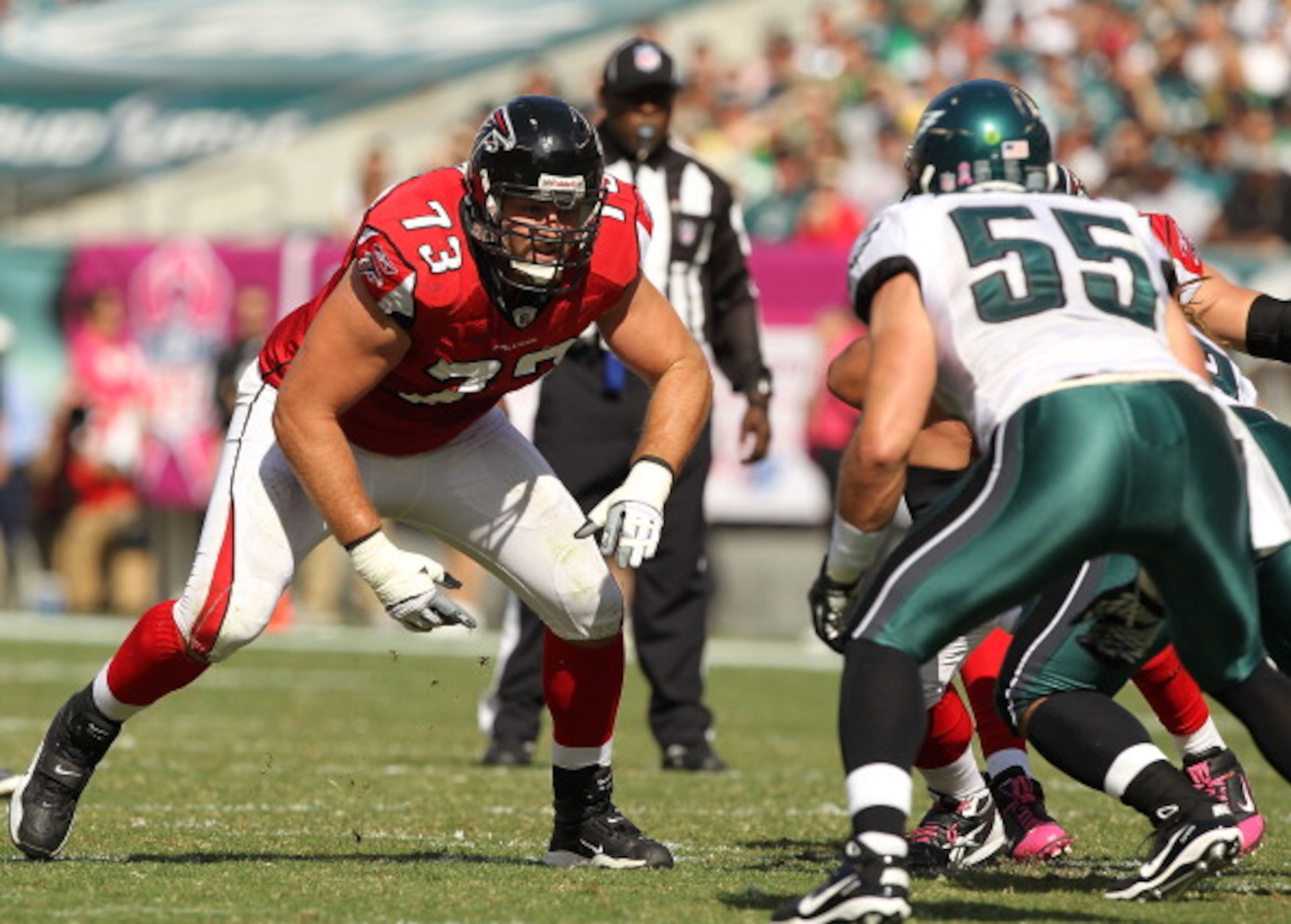 PHILADELPHIA - OCTOBER 17:  Harvey Dahl #73 of the Atlanta Falcons in action against Stewart Bradley #55 of the Philadelphia Eagles during their game at Lincoln Financial Field on October 17, 2010 in Philadelphia, Pennsylvania.  (Photo by Al Bello/Getty I